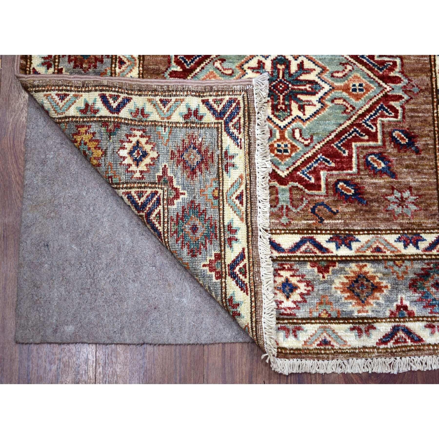 Dies ist eine wirklich echte one-of-a-kind Walnut Brown Afghan Super Kazak, handgeknüpft, Ghazni Wolle, dicht gewebt, natürliche Farbstoffe Läufer Orientteppich. Es wurde monatelang von erfahrenen Kunsthandwerkern in jahrhundertealten Webtechniken