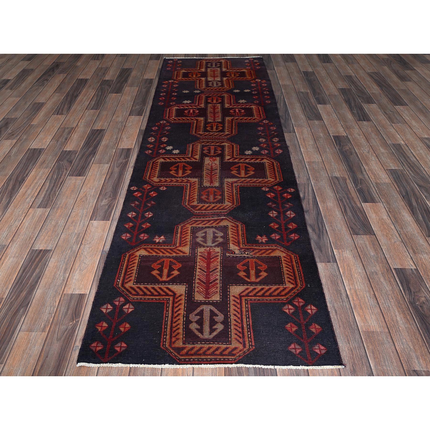 Charcoal Black, Vintage Nordwest-Perser mit geometrischem Muster, abgenutzt, niedrig geschoren, kein Flor, Seiten und Enden professionell gesichert, handgeknüpft, 100% Wolle, Läufer, Orientteppich
Primäre MATERIALIEN: Wolle
Latex: Kein Flor 
Höhe: