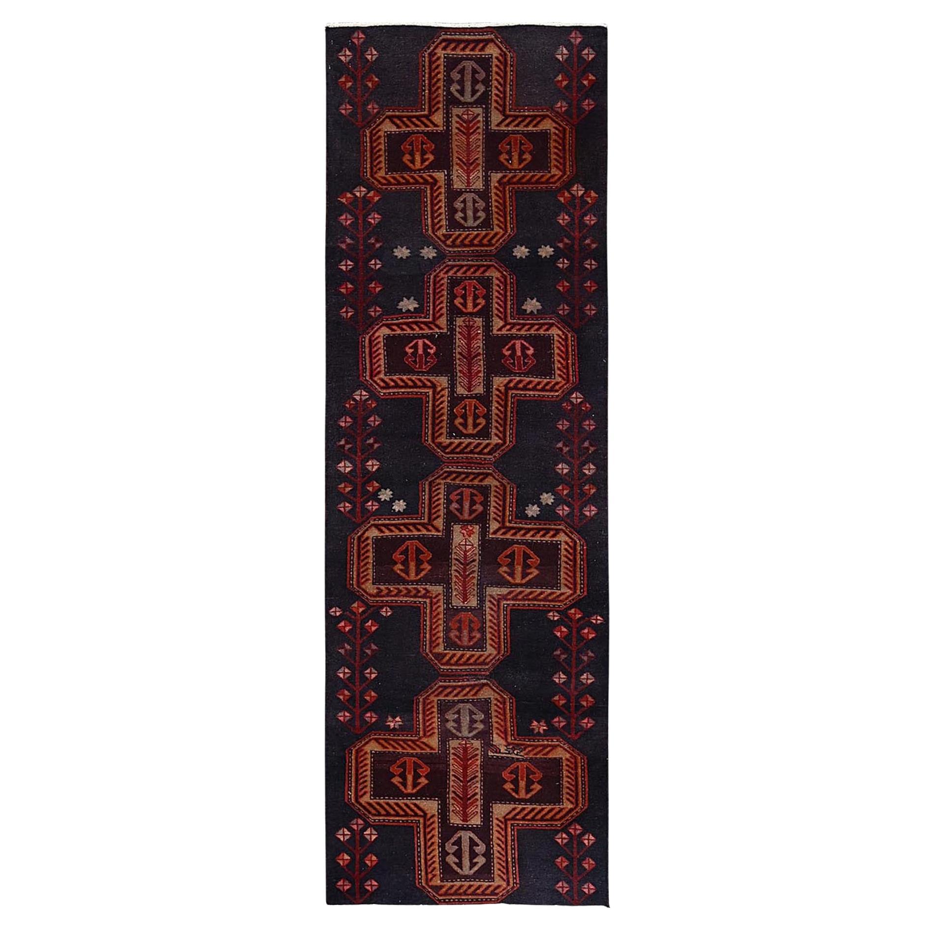 2'8"x8'8" Schwarzer Vintage Nordwestlicher persischer handgeknüpfter Daunen-Läufer aus Wolle im Vintage-Stil im Angebot