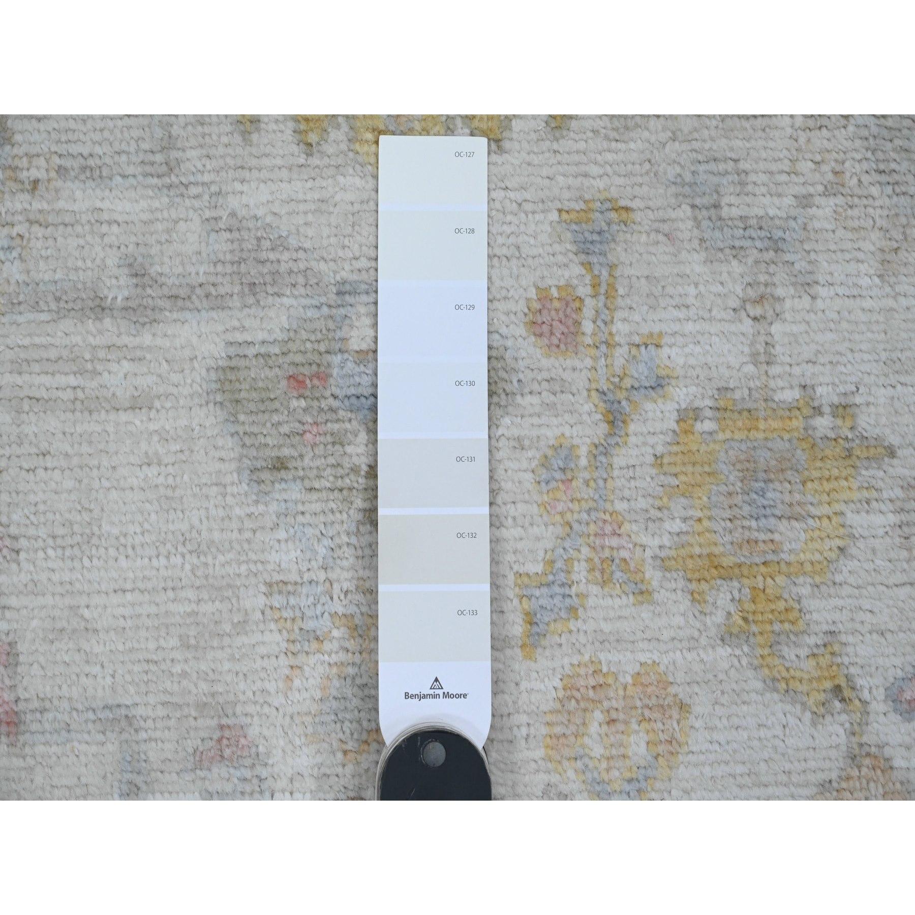 Indiano Tappeto Runner in lana bianco annodato a mano in angora afgana con design a foglie di Oushak in vendita