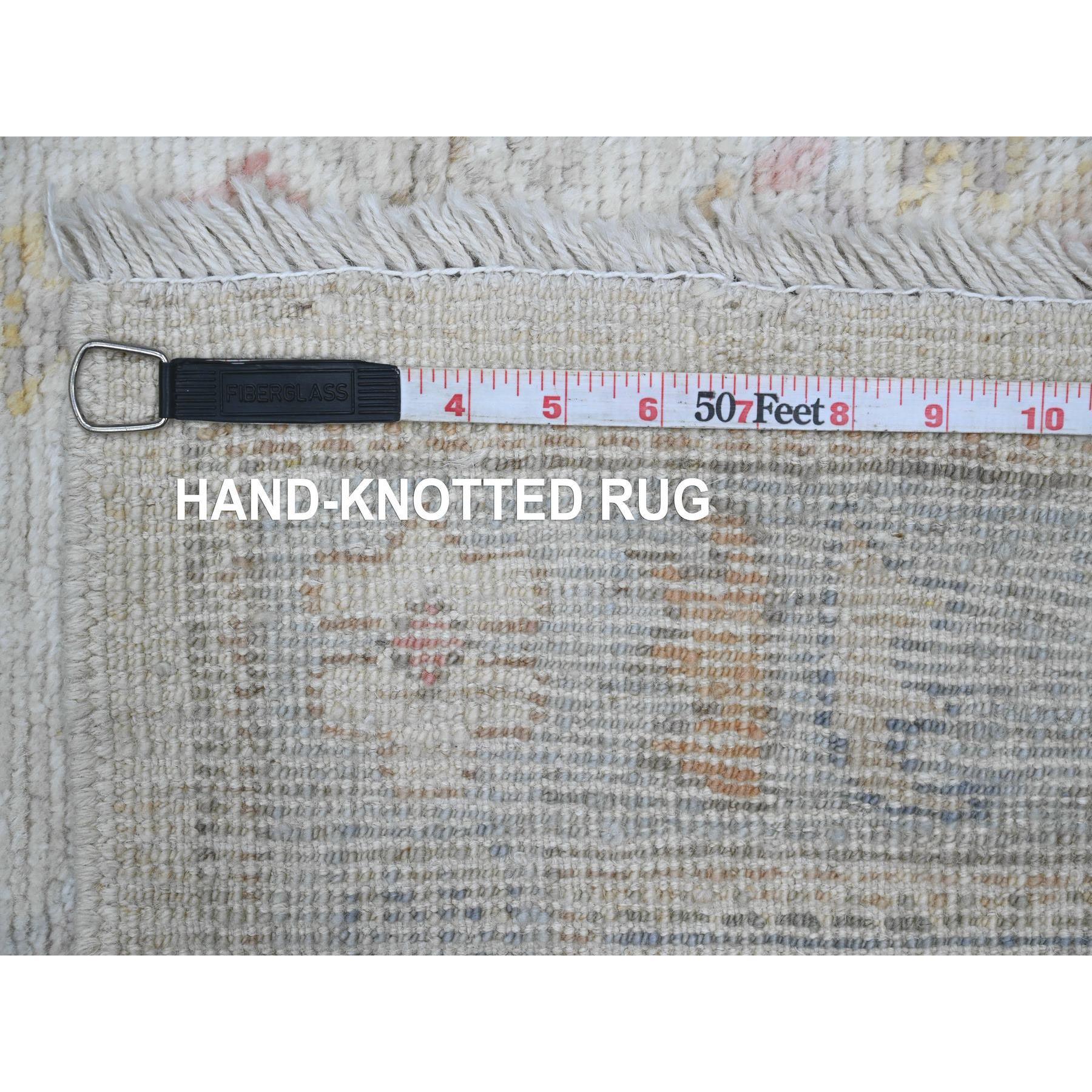 XXI secolo e contemporaneo Tappeto Runner in lana bianco annodato a mano in angora afgana con design a foglie di Oushak in vendita