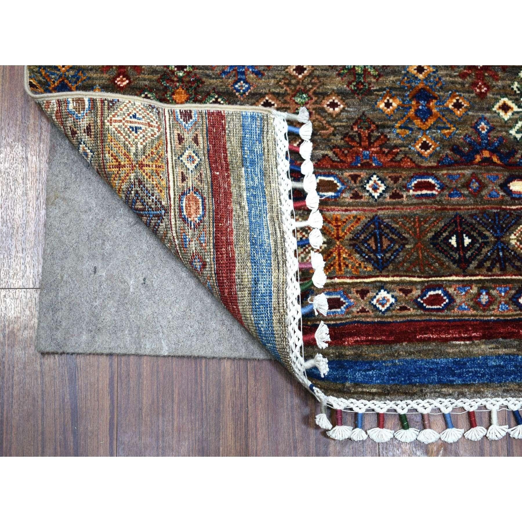 Dies ist eine wirklich echte one-of-a-kind grau, natürliche Farbstoffe extra weiche Wolle handgeknüpft, afghanischen Super Kazak, Khorjin Design mit bunten Quasten, Läufer Orientteppich. Es wurde monatelang in jahrhundertealter Webkunst
