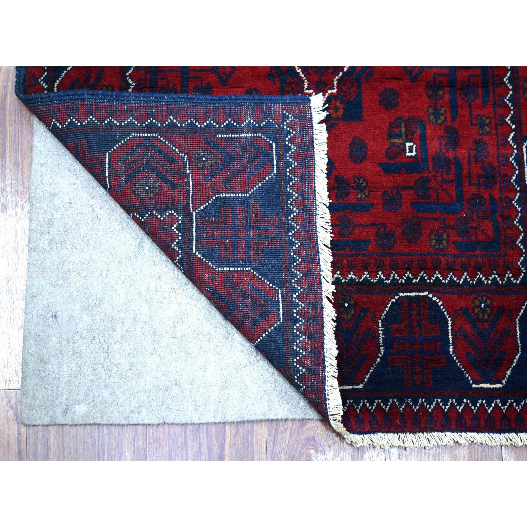 Il s'agit d'un authentique tapis de course en laine rouge afghane Khamyab à motifs géométriques, noué à la main. Il a été noué pendant des mois et des mois selon des techniques de tissage séculaires par des artisans experts.
Matières premières :