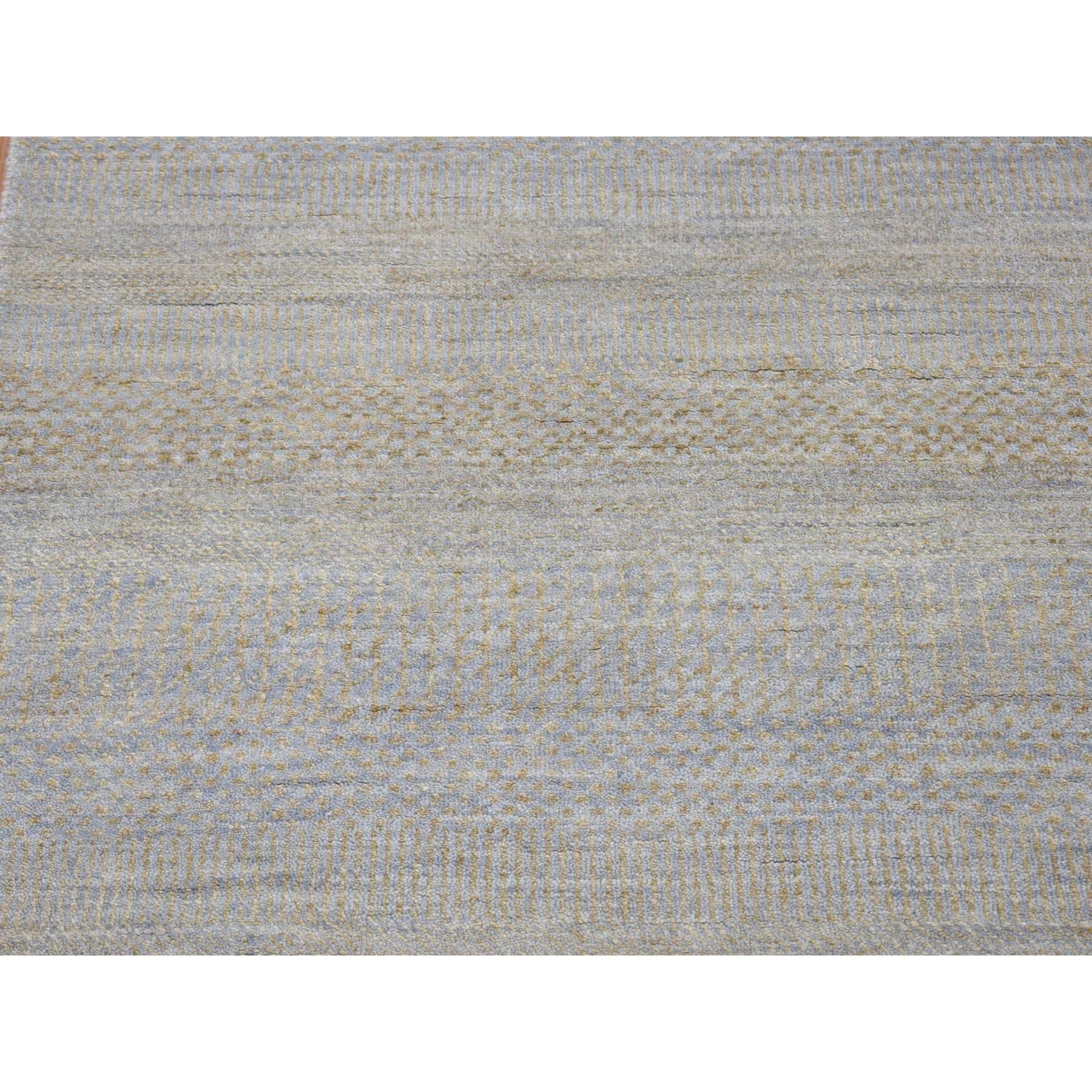 Si tratta di un autentico esemplare unico di Gabbeh grigio, dal design moderno a erba, densamente tessuto a mano in lana e seta, Runner Oriental Rugs. È stato annodato per mesi e mesi con tecniche di tessitura secolari da esperti
