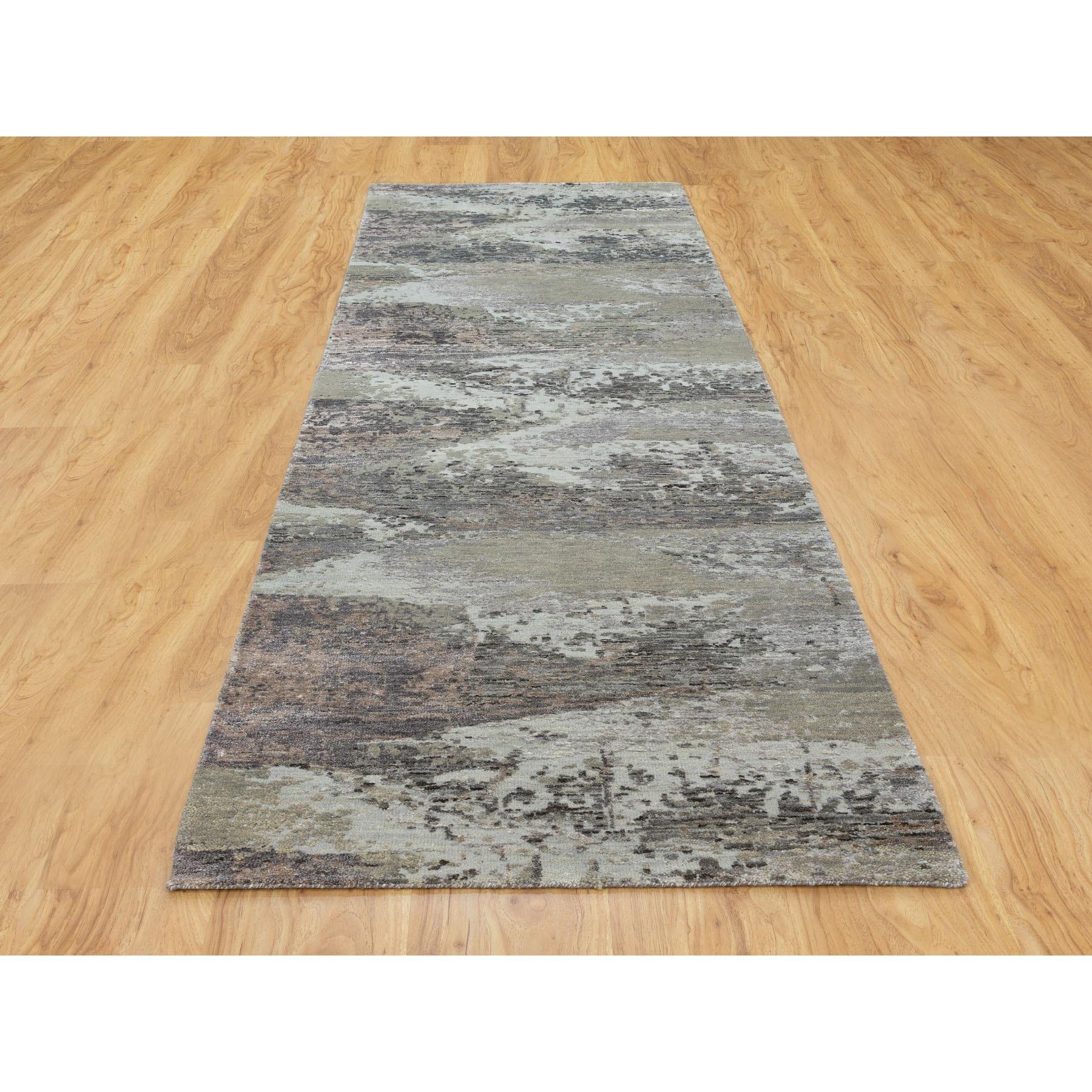Il s'agit d'un véritable tapis noué à la main en laine et soie, au design abstrait et aux couleurs naturelles, unique en son genre. Il a été noué pendant des mois et des mois selon les techniques séculaires du tissage persan par des artisans