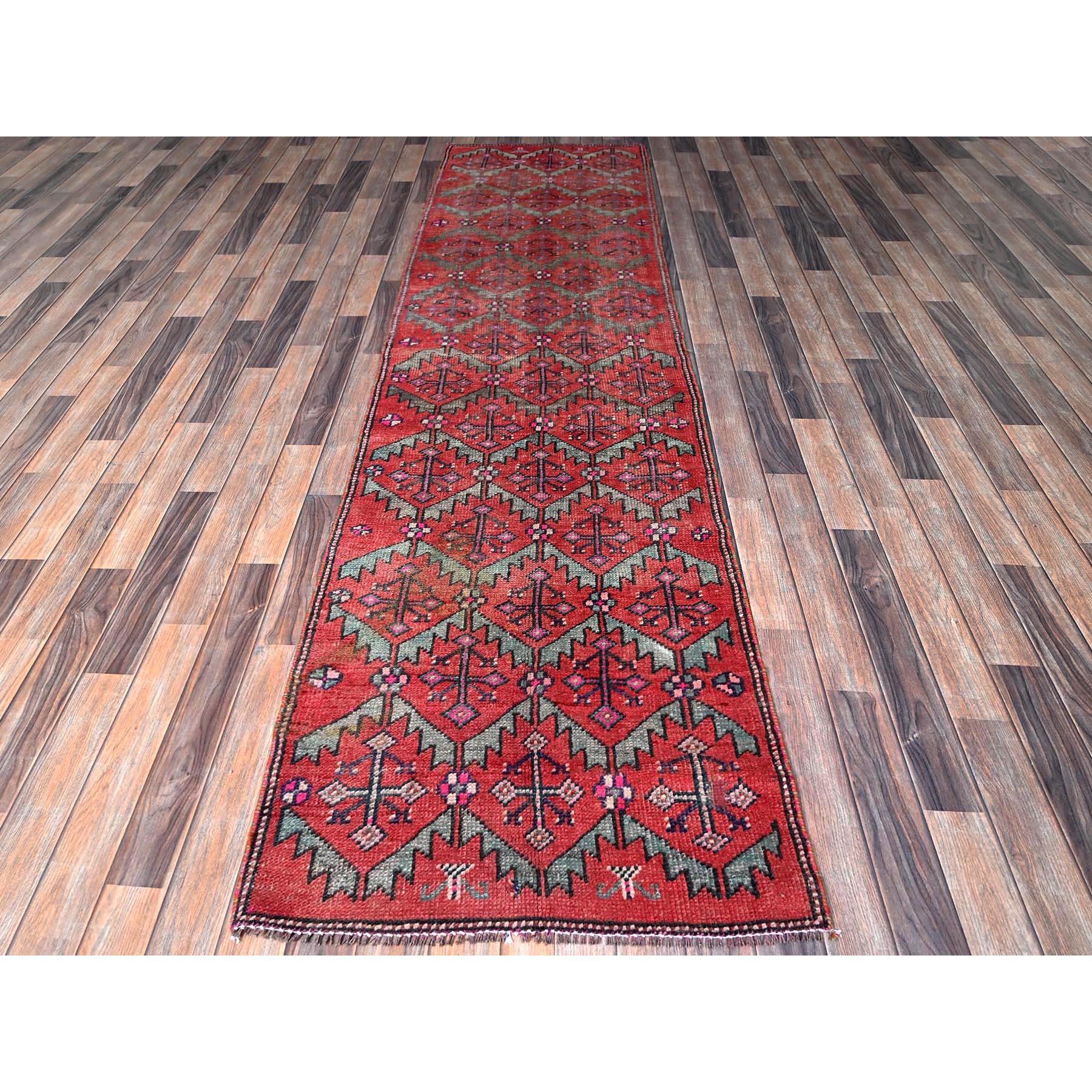 Salsa Rot, Vintage Nordwest-Perser mit gezacktem Blatt-Design, niedrig rasiert, kein Flor, Seiten und Enden fachmännisch gesichert, handgeknüpft, 100% Wolle, Läufer, Orientteppich
Primäre MATERIALIEN: Wolle
Latex: Kein Flor 
Höhe: 0,25 Zoll
Stil: