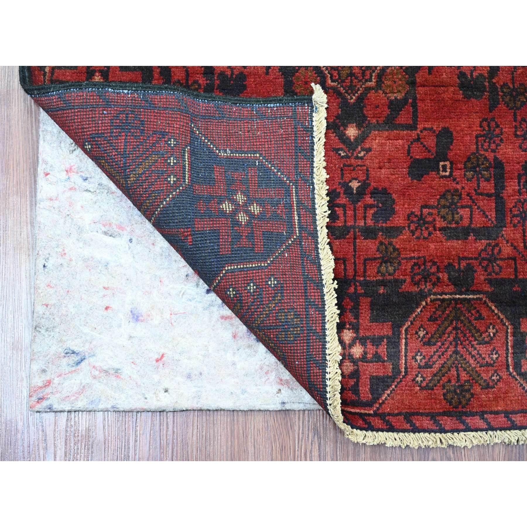 Rouge écarlate, Afghan Andkhoy avec design tribal, laine douce, teintures végétales, noué à la main, couloir, tapis d'Orient
Matières premières : Laine
Latex : Pas de poils 
hauteur : 0,25 pouces
Style : Traditionnel
Couleur primaire :