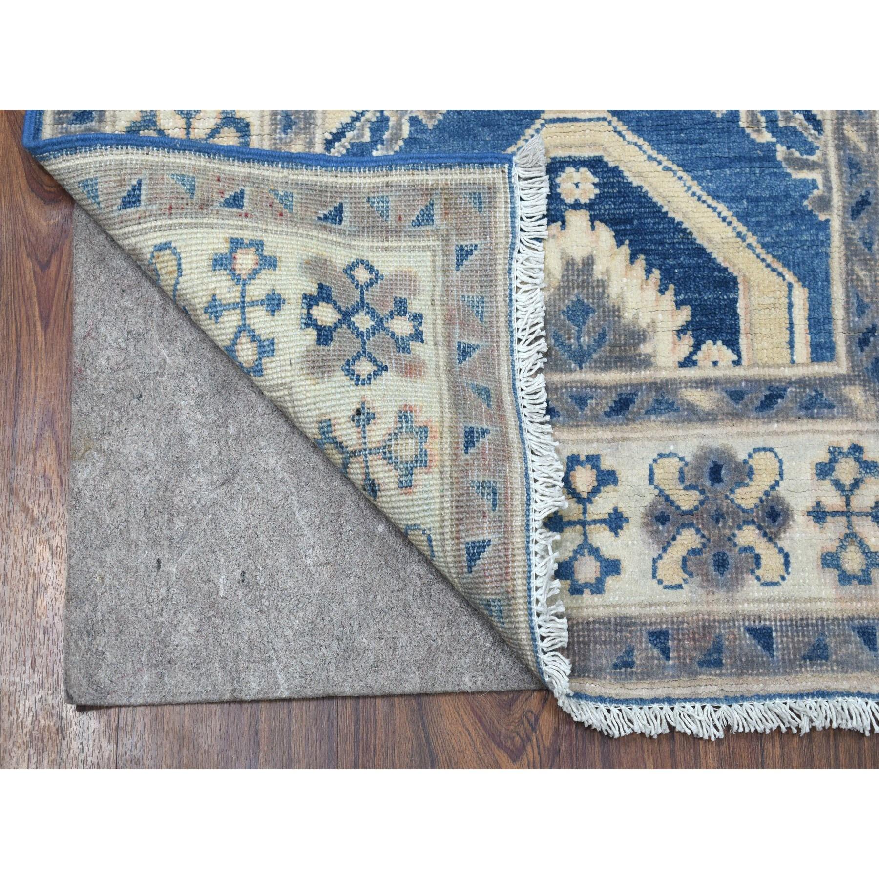 Si tratta di un autentico esemplare unico di tappeto orientale blu annodato a mano di aspetto vintage in lana naturale Kazak con design geometrico. È stato annodato per mesi e mesi secondo le secolari tecniche di tessitura persiana da esperti