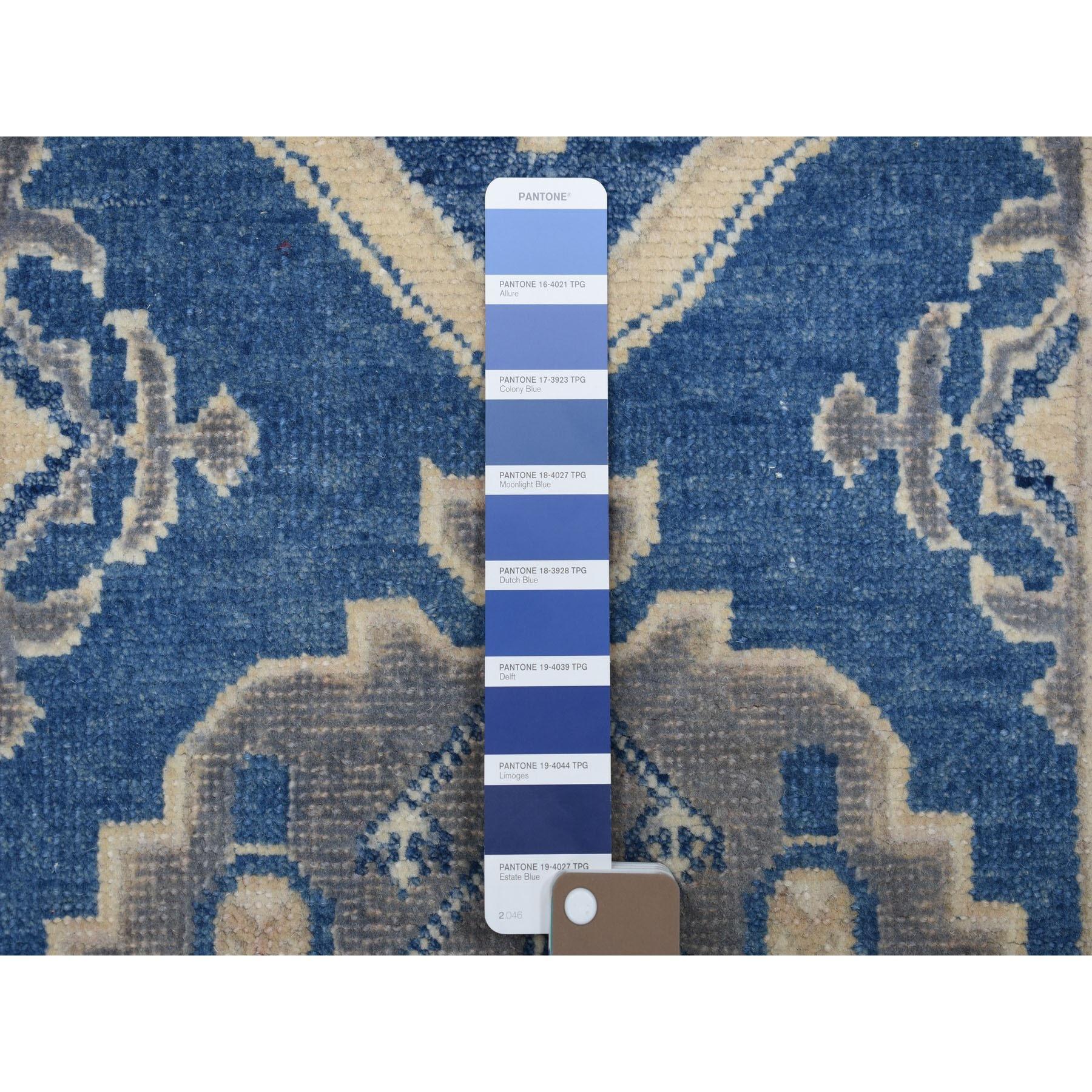 Kazako Tappeto Runner blu in lana annodata a mano dal look vintage Kazak con design geometrico 2'8 