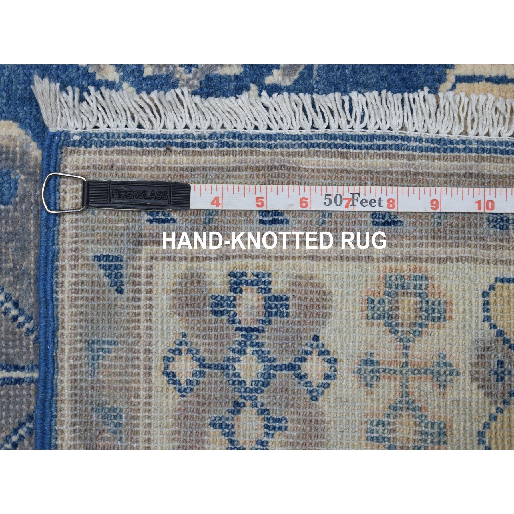 Tappeto Runner blu in lana annodata a mano dal look vintage Kazak con design geometrico 2'8 