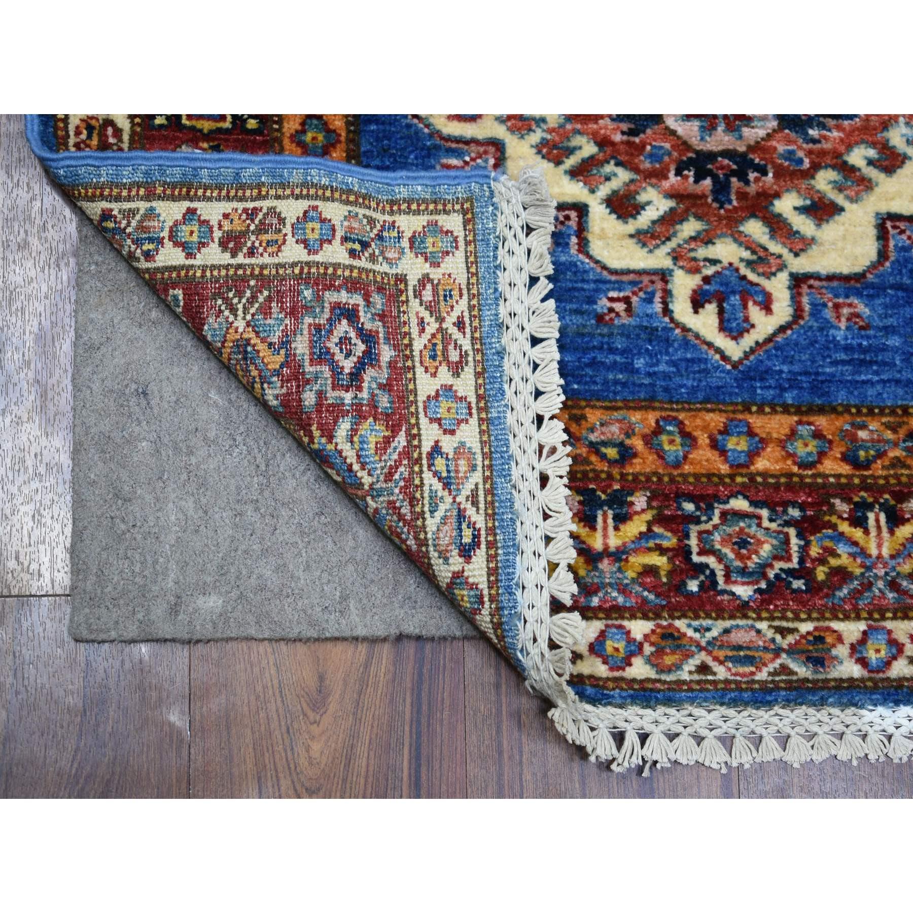 Dies ist eine wirklich echte one-of-a-kind Denim Blue, handgeknüpft afghanischen Super Kazak mit geometrischen Medaillon-Design, natürliche Farben 100% Wolle Läufer Orientteppich. Es wurde monatelang in jahrhundertealten Webtechniken geknüpft.