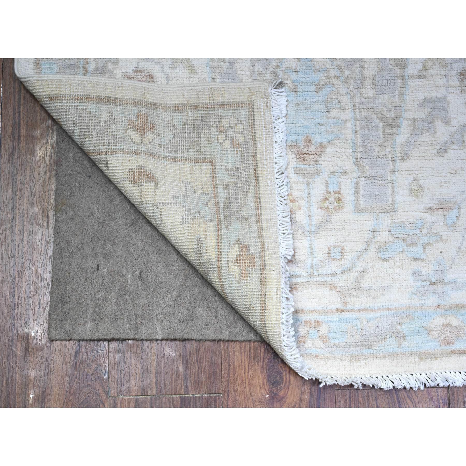 Dies ist ein echter, einzigartiger White Wash Peshawar, handgeknüpft, reine Wolle, Orientteppich. Es wurde monatelang von erfahrenen Kunsthandwerkern in jahrhundertealten Webtechniken geknüpft.
Primäre MATERIALIEN: Wolle
Latex: Kein Flor 
Höhe: 0,25