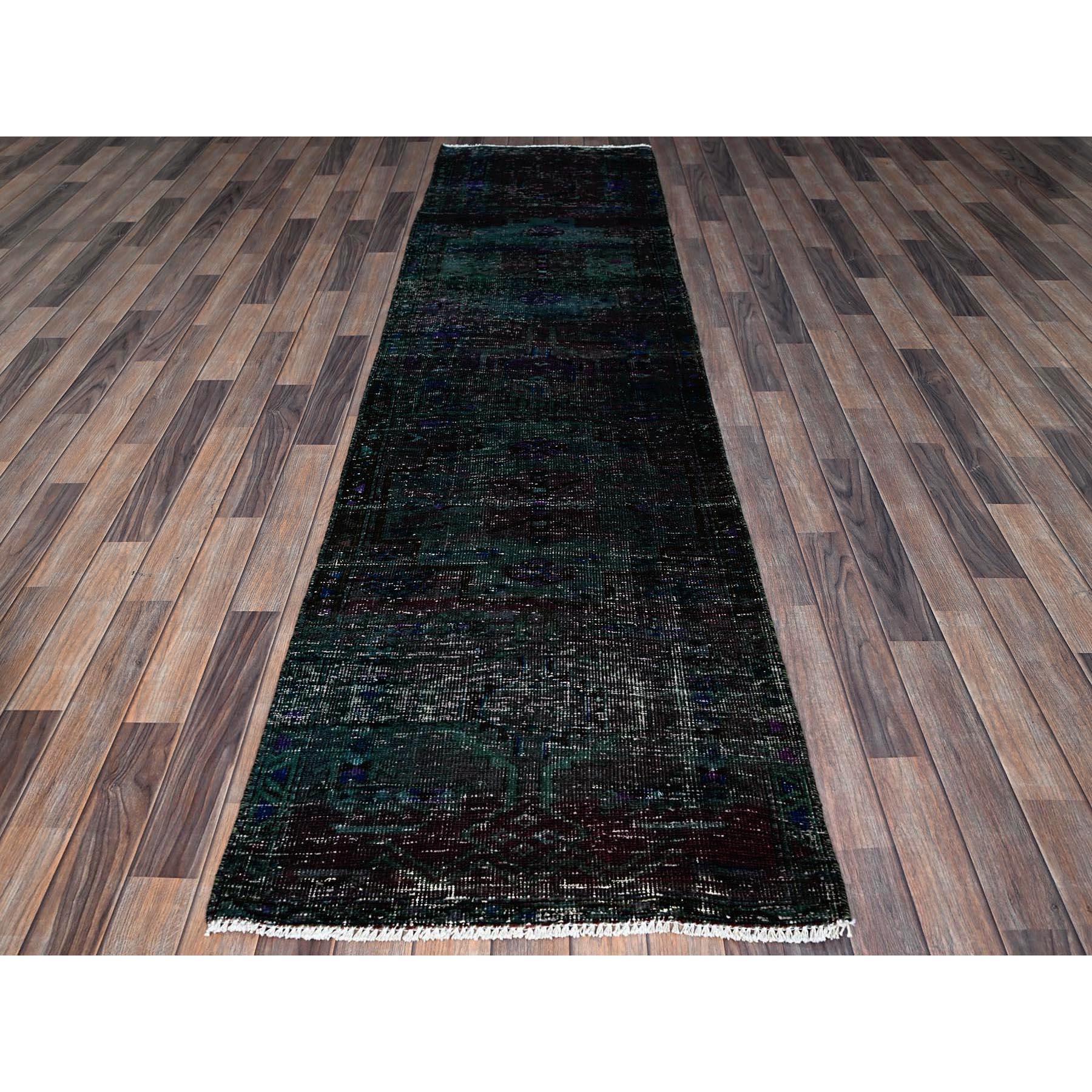 Grün überfärbt, Vintage Persisch mit geometrischem Muster, abgenutzt, beschädigt, ohne Flor, Seiten und Enden professionell gesichert, 100% Wolle, handgeknüpft, schmaler Läufer, Orientteppich
Primäre MATERIALIEN: Wolle
Latex: Kein Flor 
Höhe: 0,25