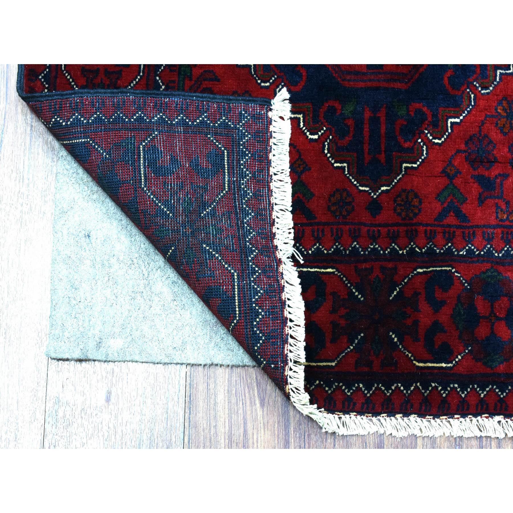 Questo è un autentico esemplare unico di tappeto afgano rosso annodato a mano Khamyab con medaglioni geometrici in lana. È stato annodato per mesi e mesi con tecniche di tessitura secolari da esperti artigiani.
Materiali primari: Lana
Lattice: No