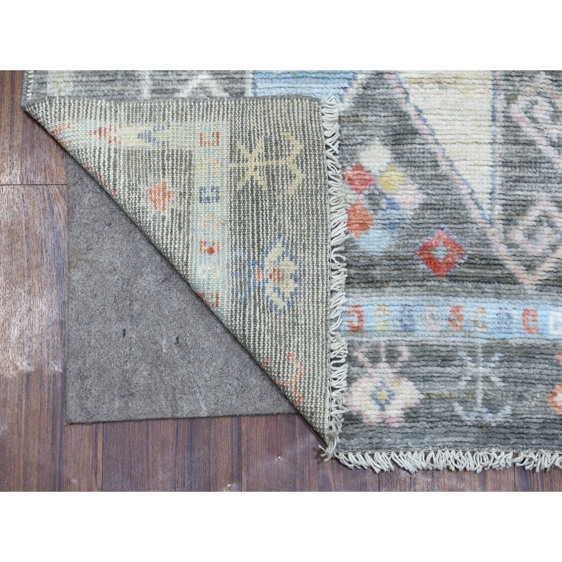 Il s'agit d'un véritable tapis de course oriental en laine afghane nouée à la main, d'inspiration villageoise et à motifs d'étoiles colorées. Il a été noué pendant des mois et des mois selon des techniques de tissage séculaires par des artisans