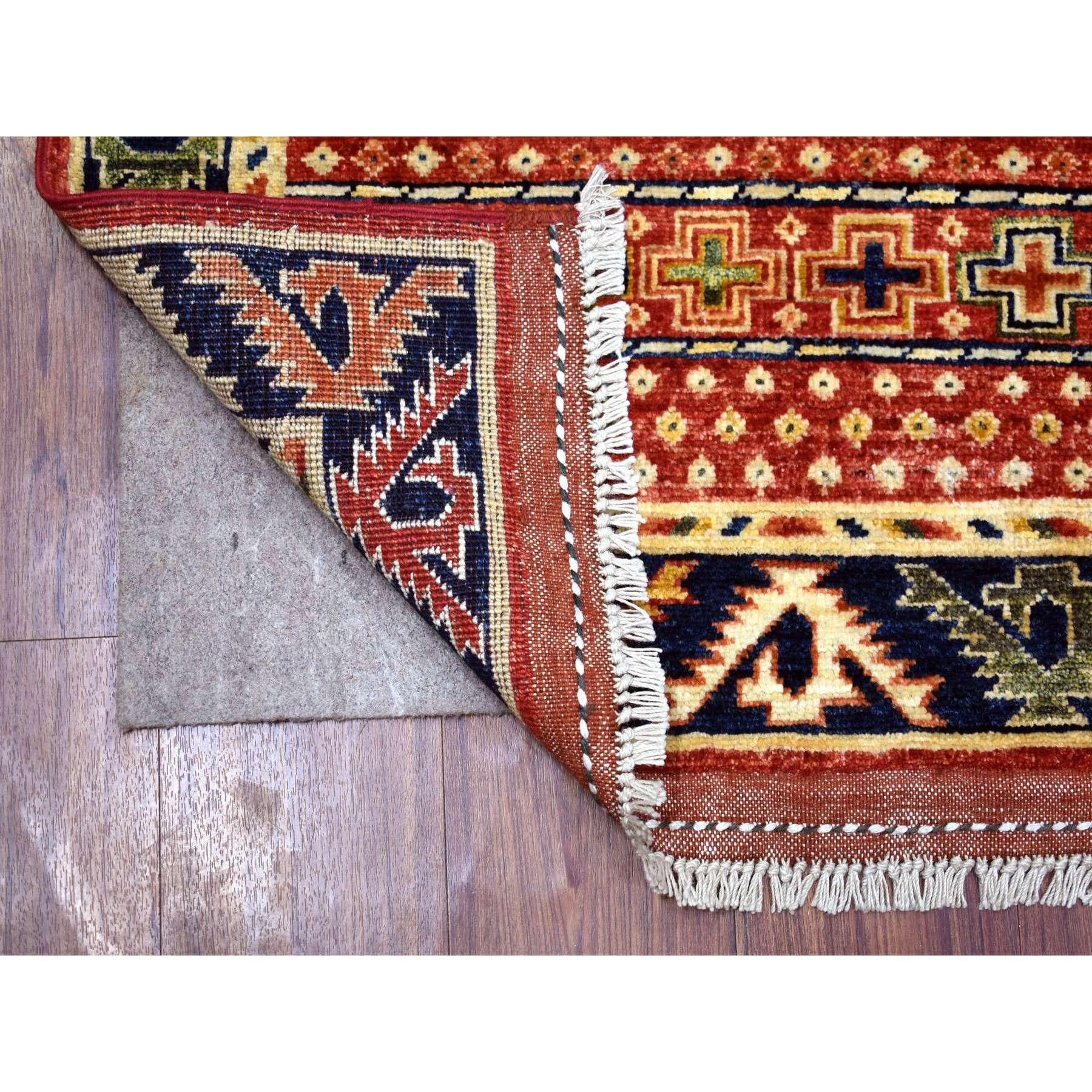 Dies ist eine wirklich echte one-of-a-kind Coral Red, Afghan Ersari mit alten Tierfiguren Design Natural Dyes, dicht gewebte extra weiche Wolle handgeknüpft, Läufer Orientteppich. Es wurde monatelang in der jahrhundertealten Weberei