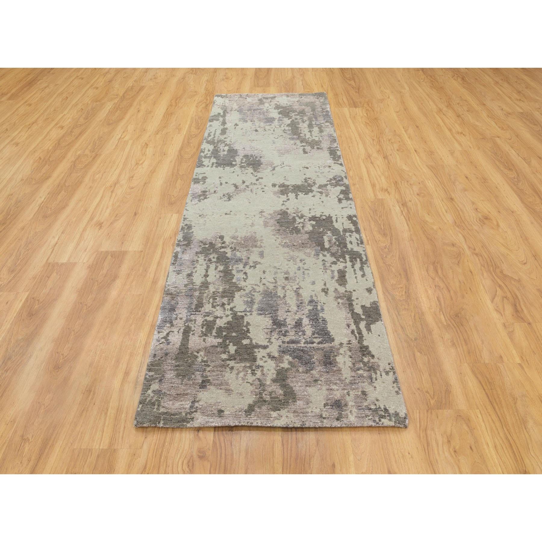 Il s'agit d'un véritable tapis d'Orient Earth Tones Hi and Lo Pile Abstract Design Wool and Silk Hand Knotted Runner. Il a été tissé pendant des mois et des mois selon les techniques séculaires de l'artisanat persan par des artisans