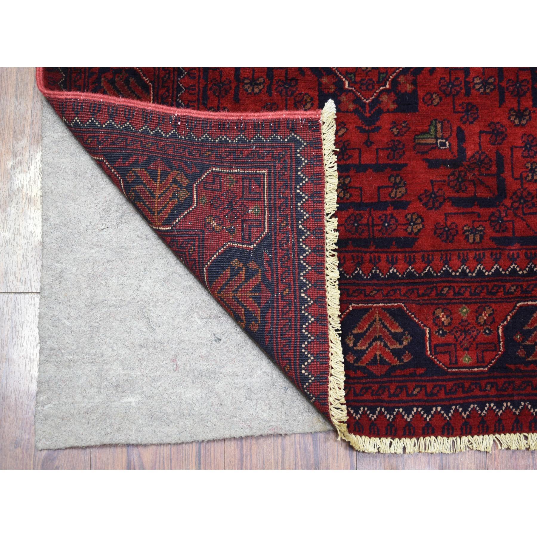 Dies ist eine wirklich echte one-of-a-kind Red Hand geknüpft Tribal Design samtig Wolle Afghan Khamyab Läufer Teppich. Es wurde monatelang von erfahrenen Kunsthandwerkern in jahrhundertealten Webtechniken geknüpft.
Primäre MATERIALIEN: Wolle
Latex: