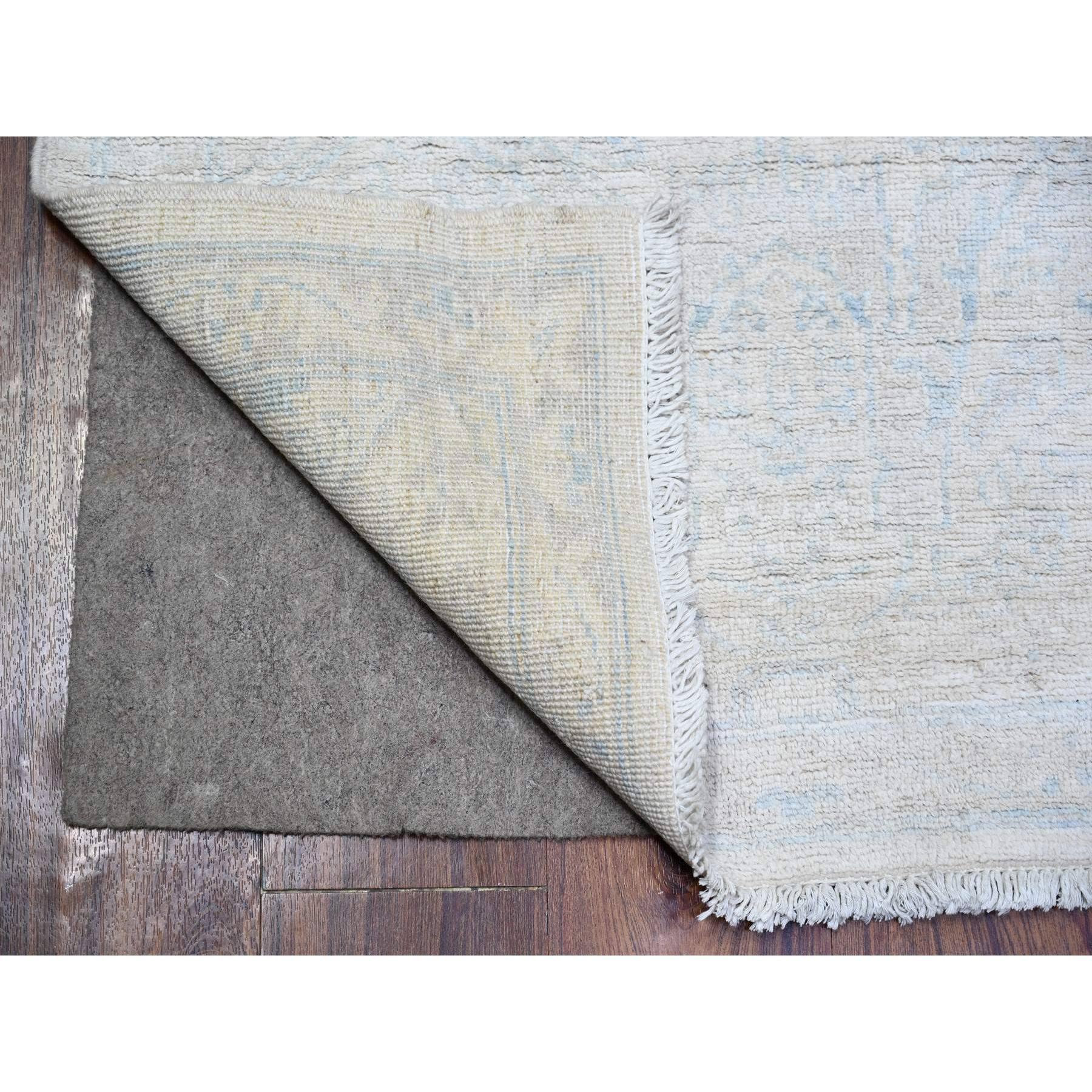 Whiting Peshawar con tinture vegetali dai colori sbiaditi, morbido tappeto in lana annodato a mano, tappeto orientale
Materiali primari: Lana
Lattice: No Pile 
altezza: 0,25 pollici
Stile: Di transizione
Colore primario: Avorio
Colori secondari: