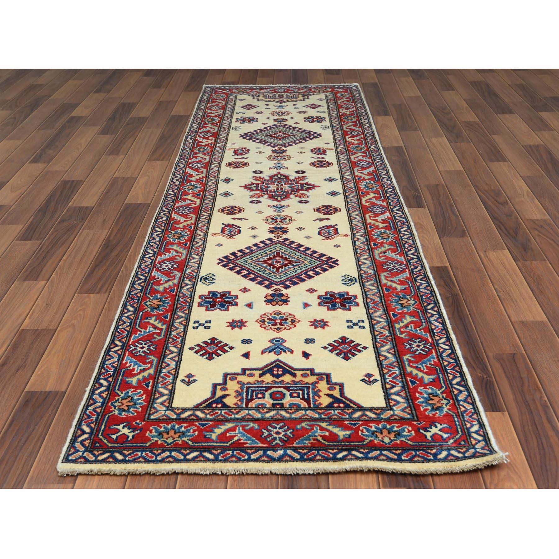 Dies ist eine wirklich echte one-of-a-kind Elfenbein Geometrische Design Special Kazak Hand geknüpft reine Wolle Orientalische Läufer Teppich. Es wurde monatelang in der jahrhundertealten persischen Webtechnik von erfahrenen Handwerkern
