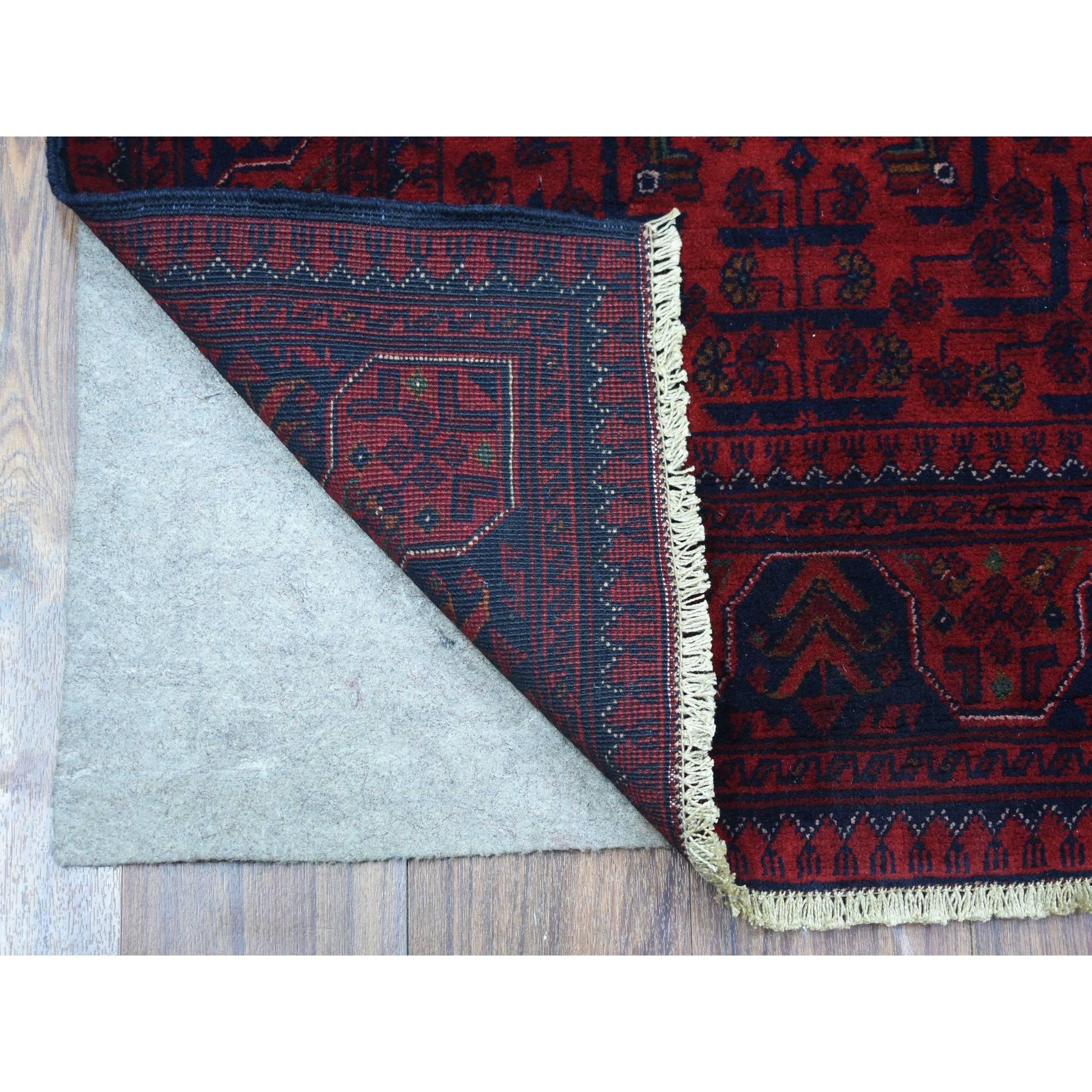Dies ist ein wirklich echtes One-of-a-kind Deep und gesättigten roten Tribal Design samtig Wolle, Afghan Khamyab Hand geknüpft Läufer Orientteppich. Es wurde monatelang von erfahrenen Kunsthandwerkern in jahrhundertealten Webtechniken