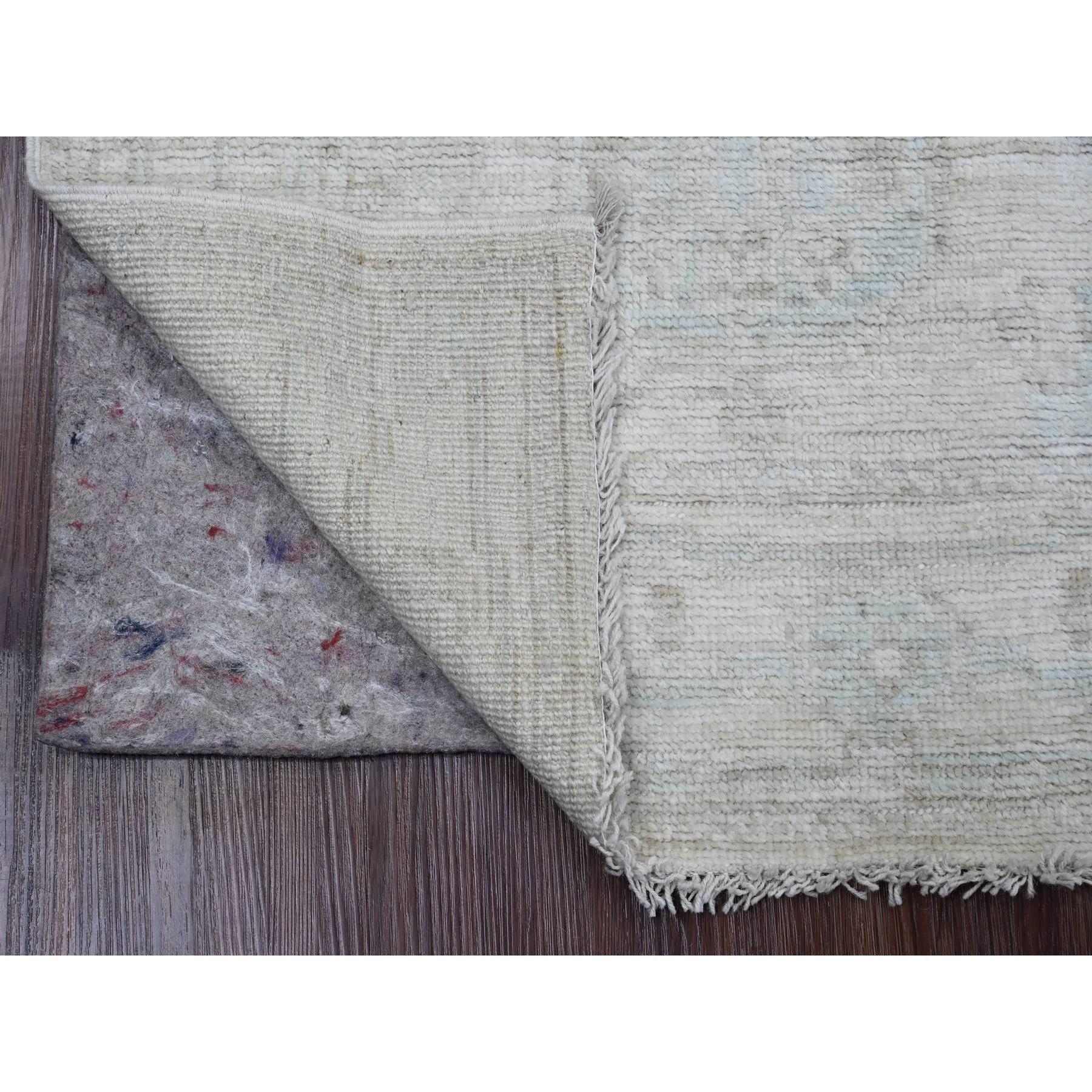 Bianco a cascata, annodato a mano, Afghan Angora Oushak con grande disegno di foglie, tinture vegetali, pura lana, runner, tappeto orientale
Materiali primari: Lana
Lattice: No Pile 
altezza: 0,25 pollici
Stile: Di transizione
Colore primario: