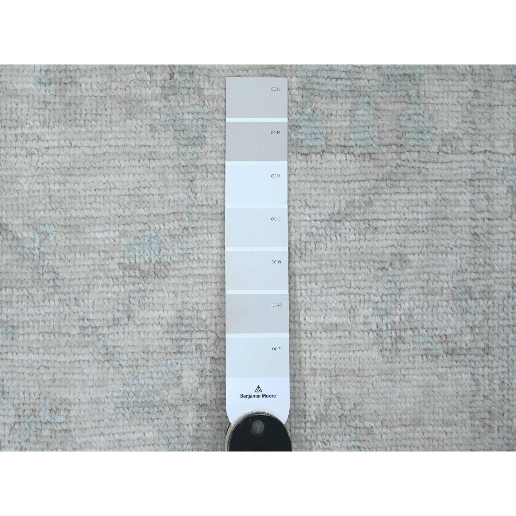 Afghano Tappeto Runner in lana bianco annodato a mano in angora afghana con design a foglie di Oushak in vendita
