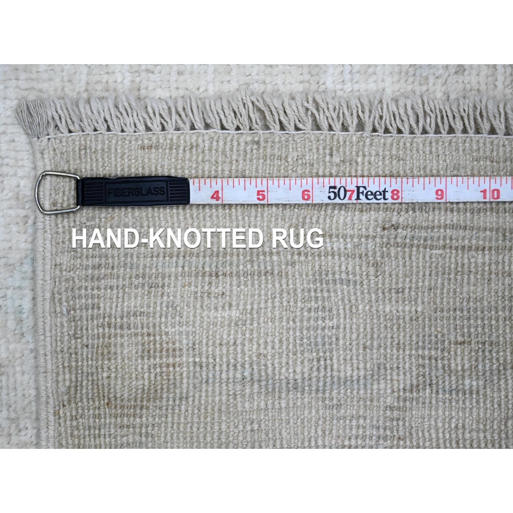 XXI secolo e contemporaneo Tappeto Runner in lana bianco annodato a mano in angora afghana con design a foglie di Oushak in vendita