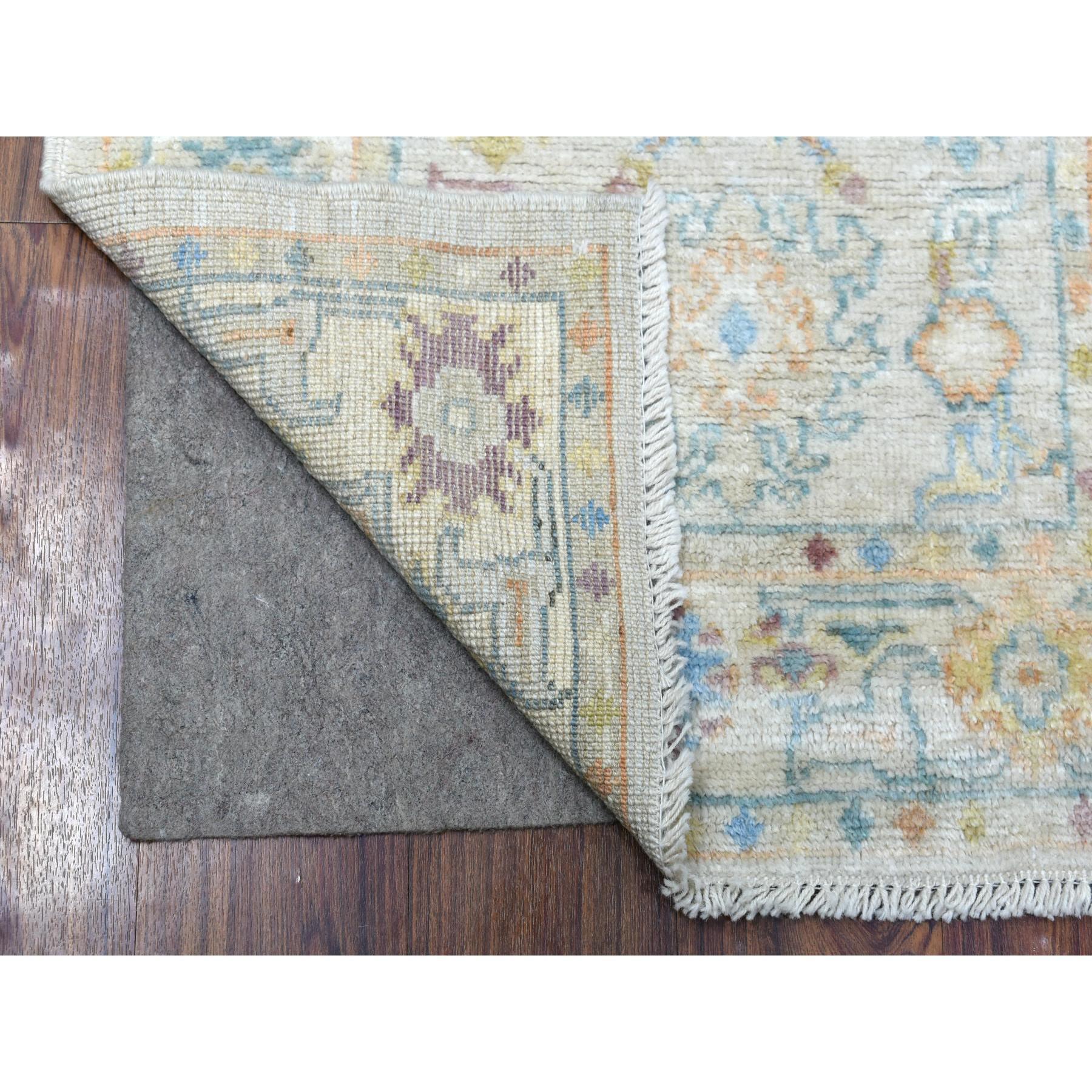 Il s'agit d'un véritable tapis d'Orient Angora Ushak afghan, unique en son genre, avec un magnifique motif coloré en laine souple et flexible, noué à la main. Il a été noué pendant des mois et des mois selon les techniques artisanales de tissage
