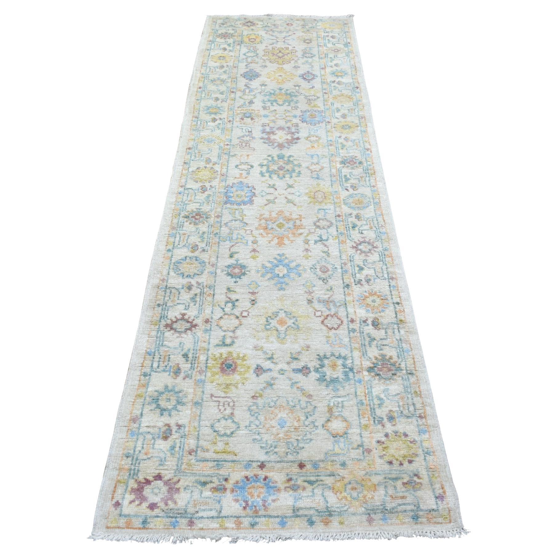 2'8 "x9'9" Afghan Angora Ushak Tapis de course en laine douce et souple, noué à la main, de couleur grise en vente