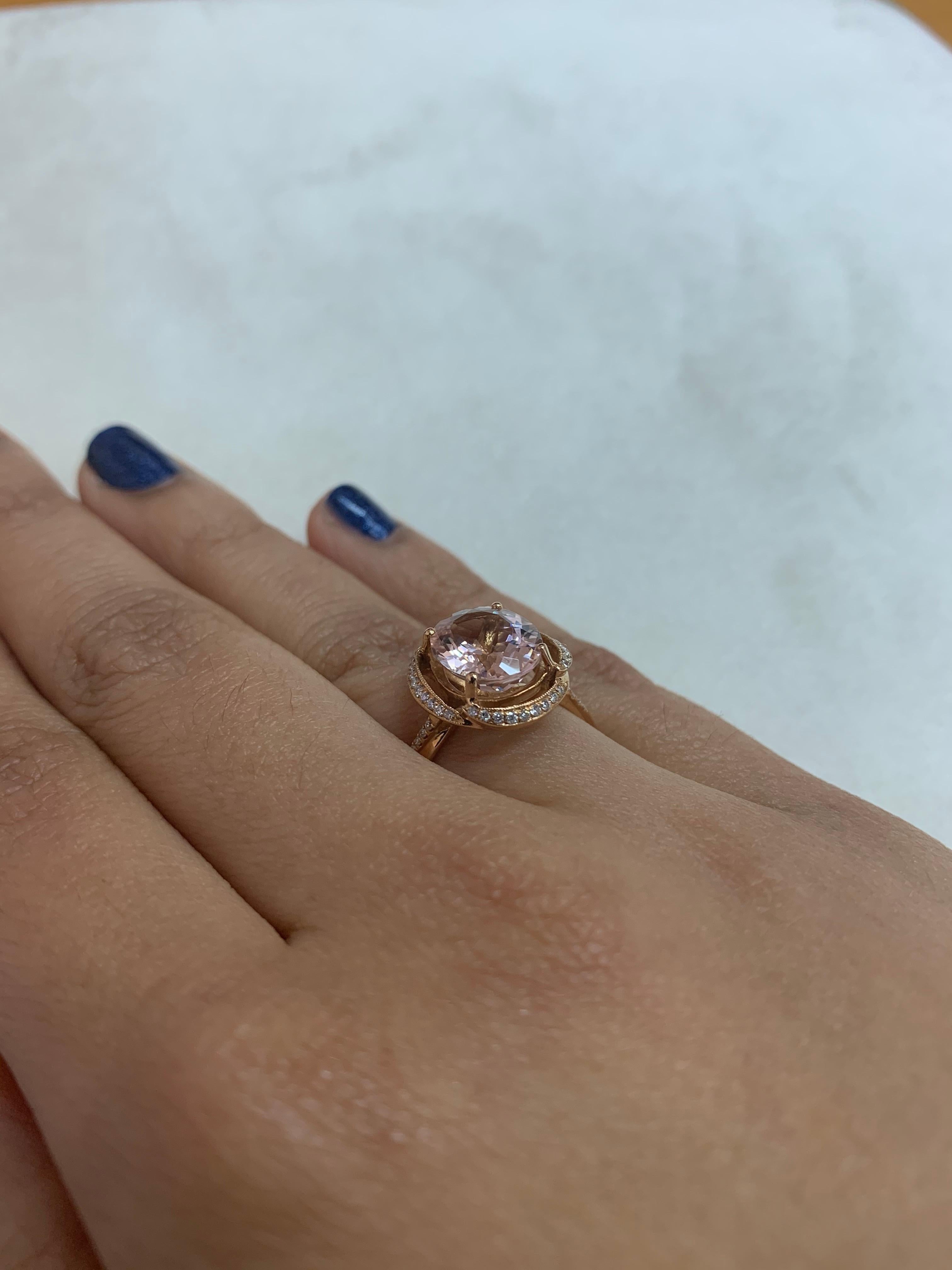 Contemporary 2.9 Carat Morganite and Diamond Ring in 18 Karat Rose Gold For Sale