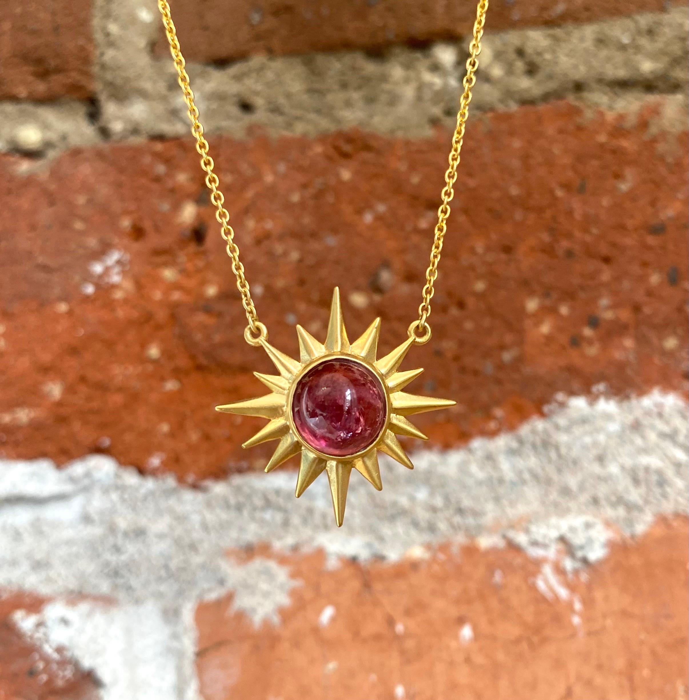 2,9 Karat rosa Turmalin Cabochon 18kt Gold Stern Halskette von Lauren Harper (Zeitgenössisch) im Angebot