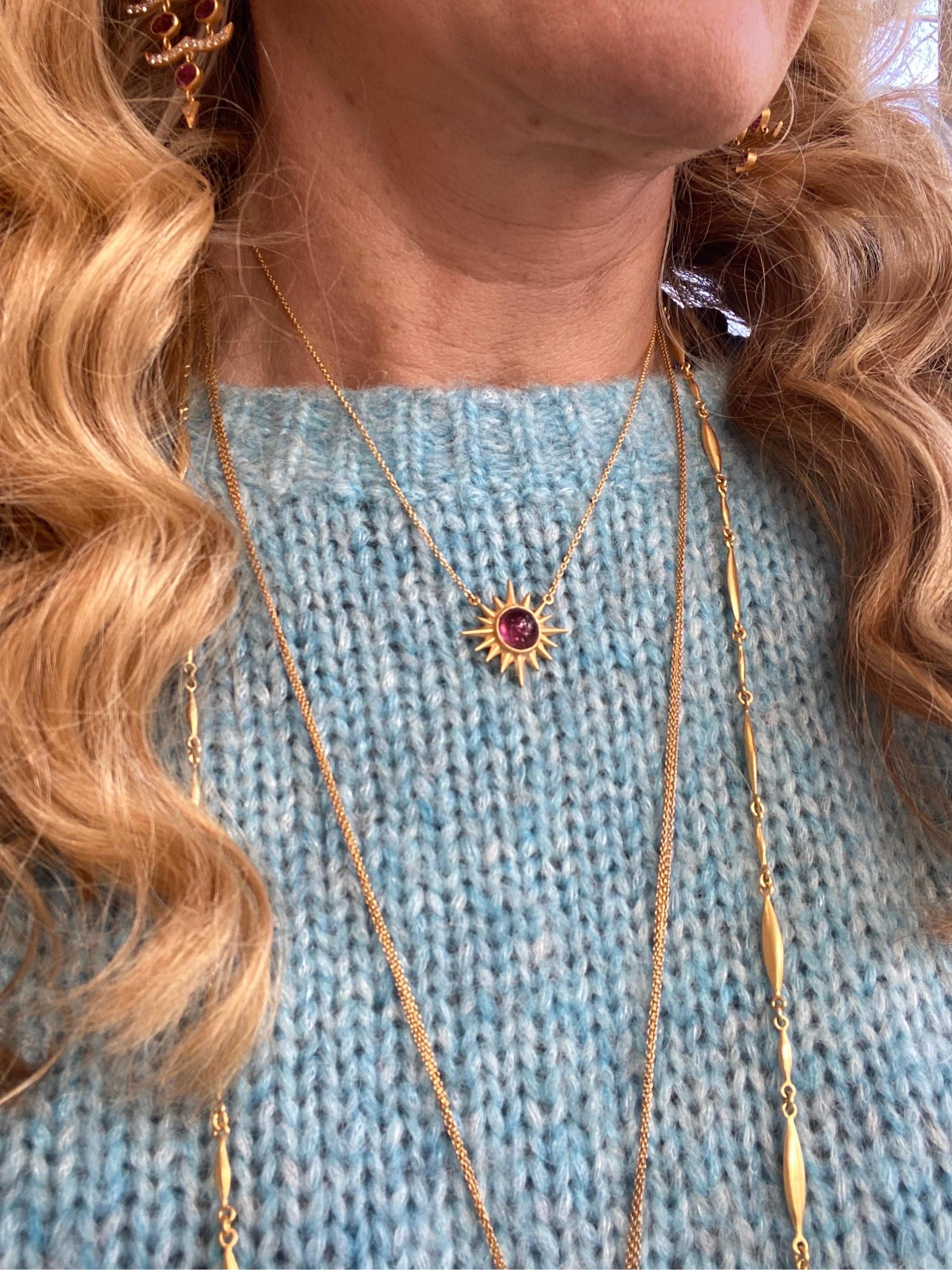 2,9 Karat rosa Turmalin Cabochon 18kt Gold Stern Halskette von Lauren Harper im Zustand „Neu“ im Angebot in Winnetka, IL