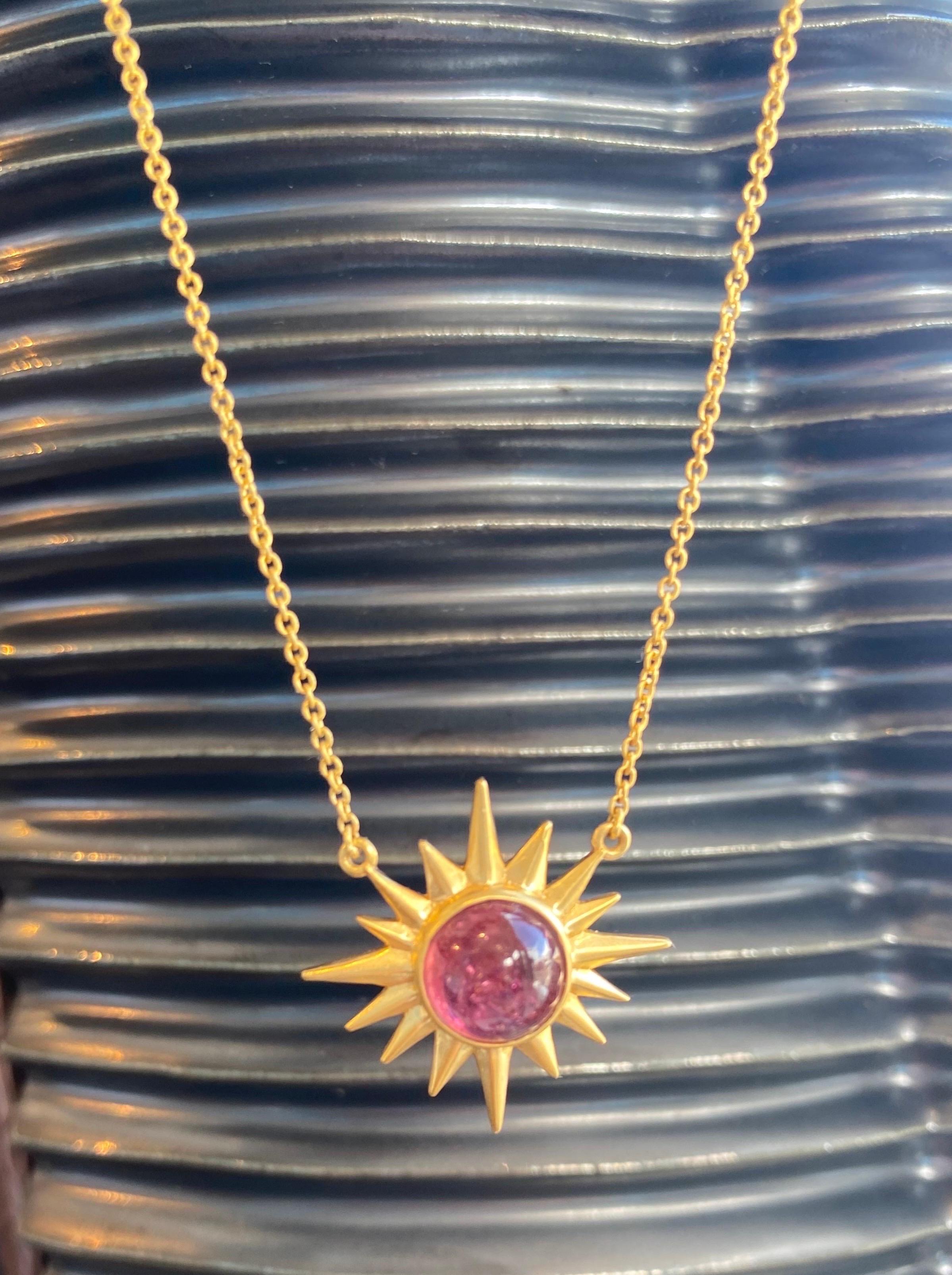2,9 Karat rosa Turmalin Cabochon 18kt Gold Stern Halskette von Lauren Harper im Angebot 1