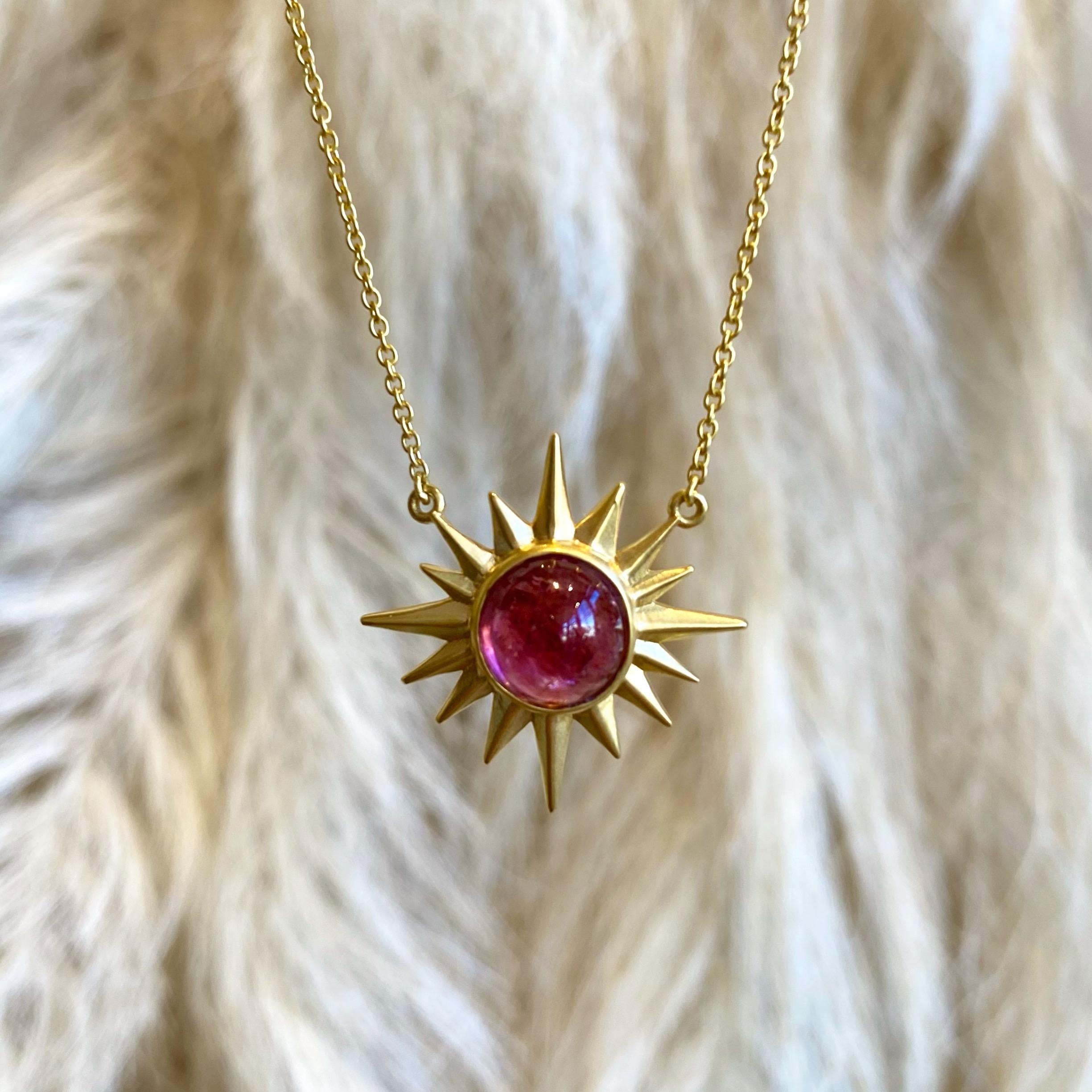 2,9 Karat rosa Turmalin Cabochon 18kt Gold Stern Halskette von Lauren Harper im Angebot 2