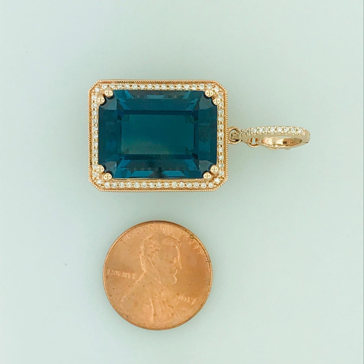 Collier pendentif en or rose avec topaze bleue royale de 29 carats et diamants de 0,60 carat 4