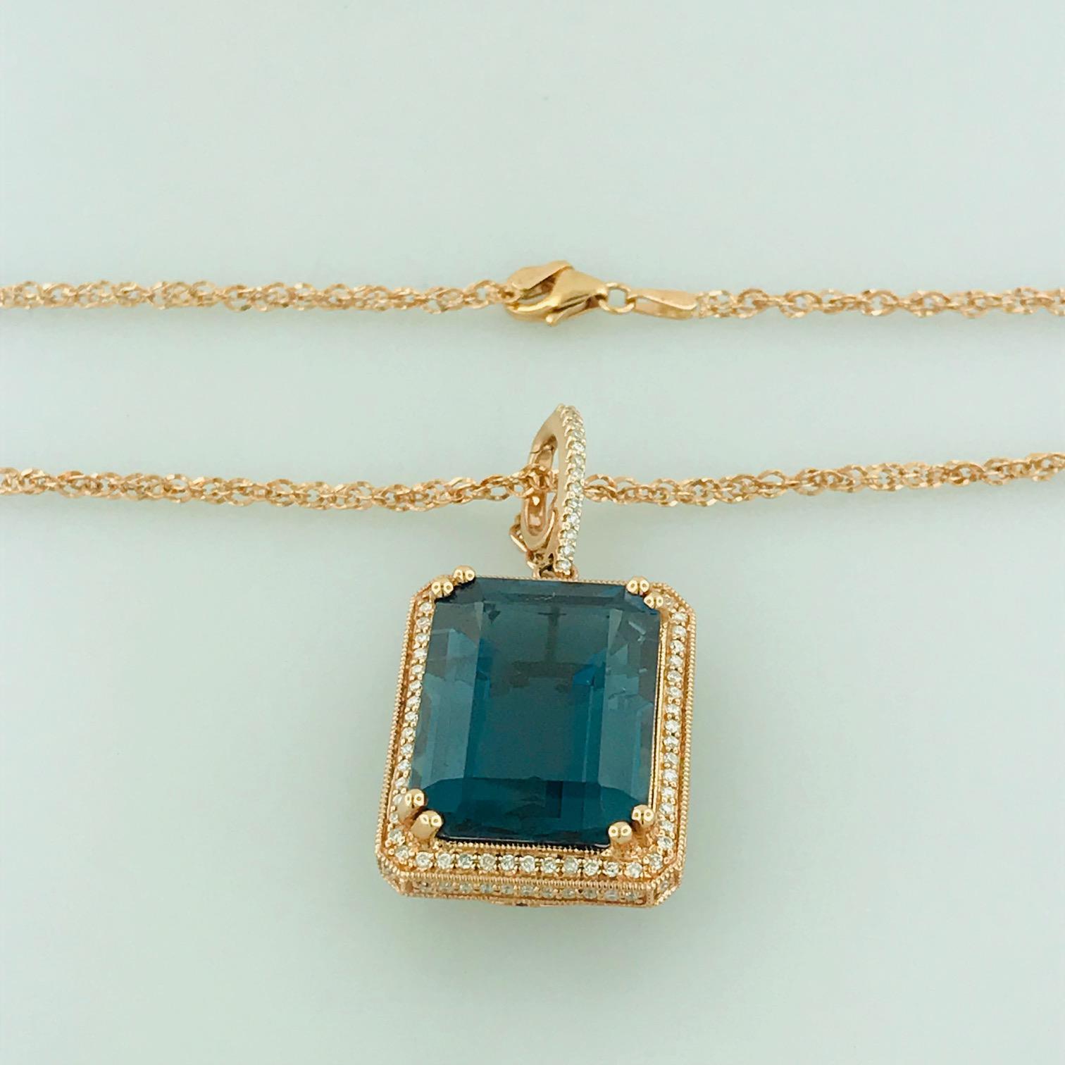 Artisan Collier pendentif en or rose avec topaze bleue royale de 29 carats et diamants de 0,60 carat
