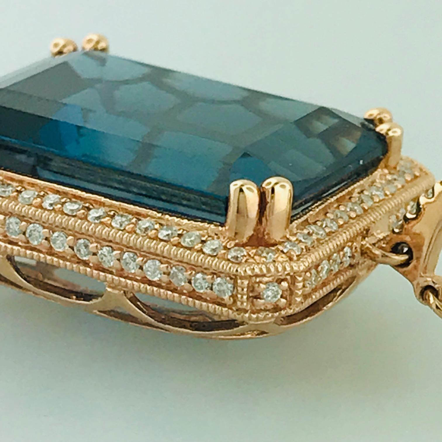 Collier pendentif en or rose avec topaze bleue royale de 29 carats et diamants de 0,60 carat 3