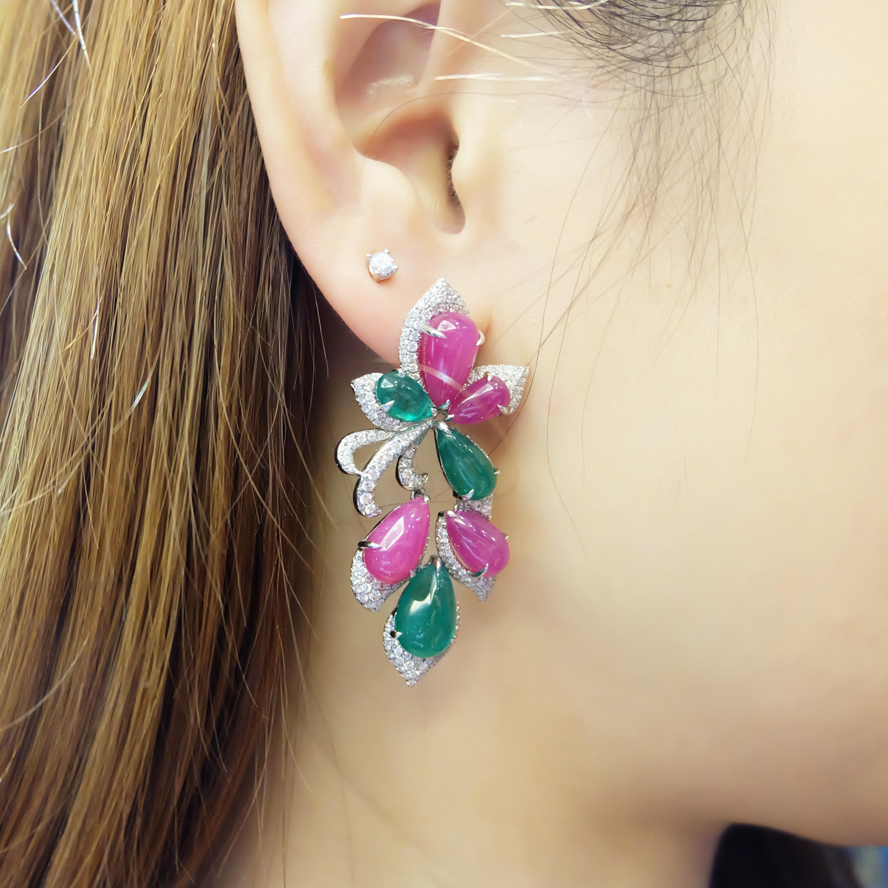 29 Carat Ruby and 17 Carat Emerald Chandelier Earring In New Condition For Sale In Hung Hom, HK