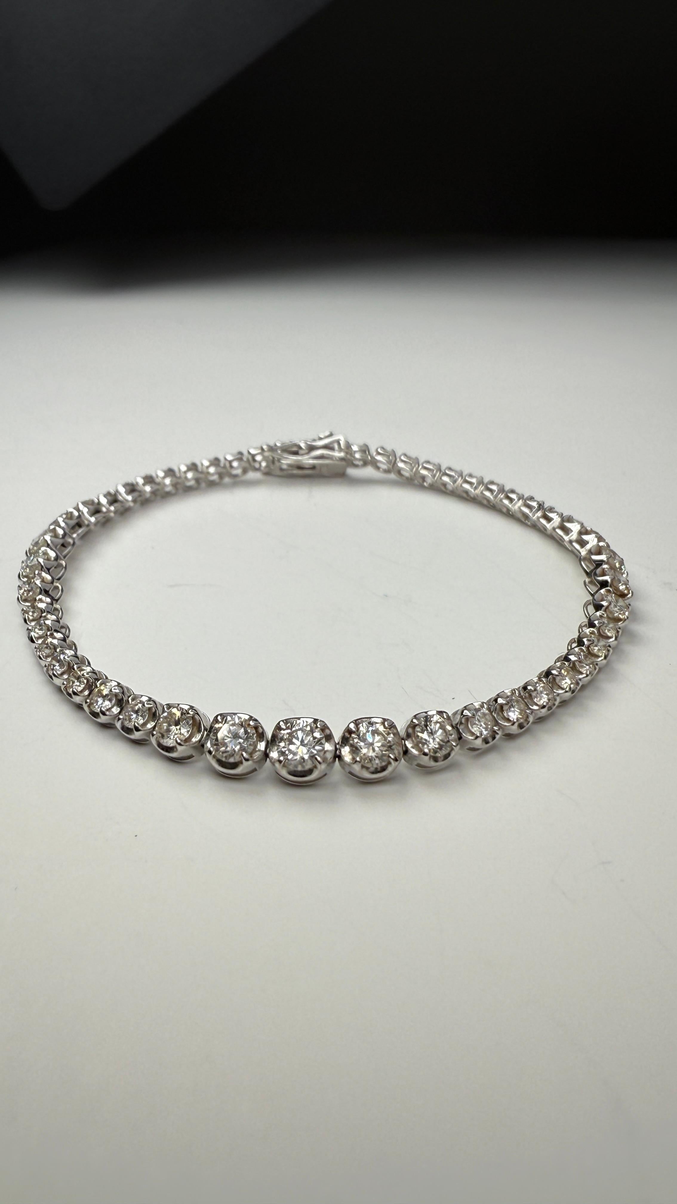 Pulsera Sinfonía de Diamantes Graduados de 2,9 Quilates en Oro Blanco de 18 K Corte brillante en venta