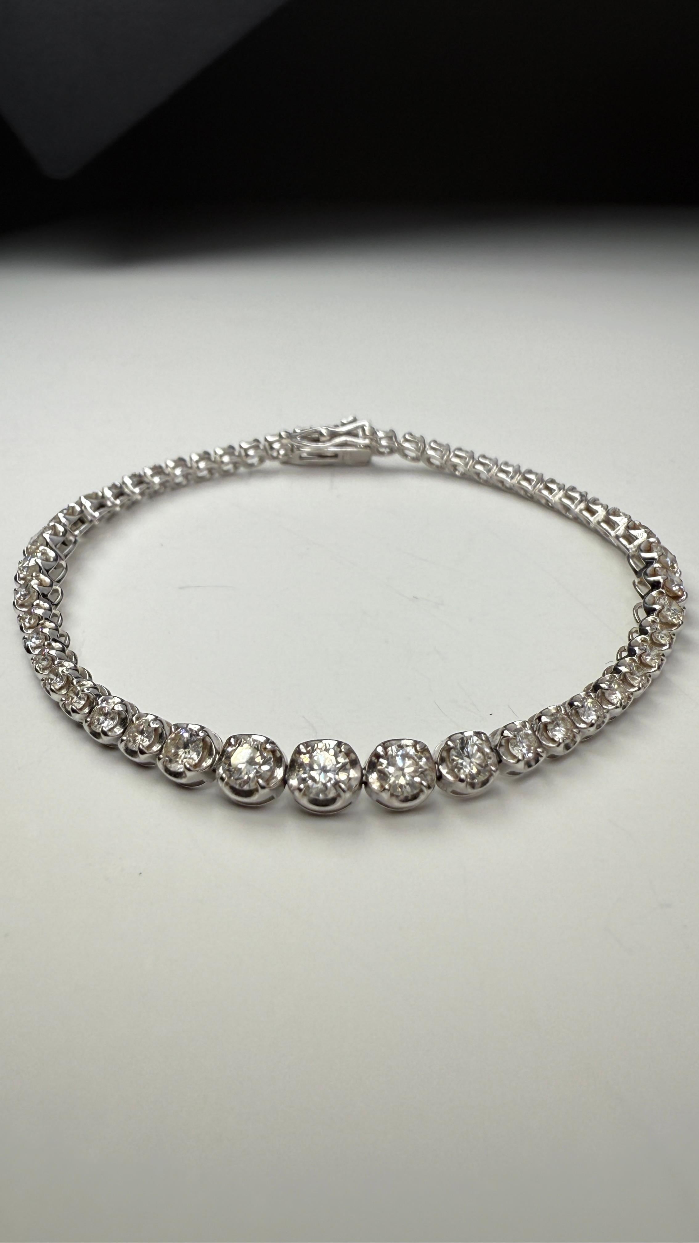 Pulsera Sinfonía de Diamantes Graduados de 2,9 Quilates en Oro Blanco de 18 K en Nuevo estado para la venta en New York, NY