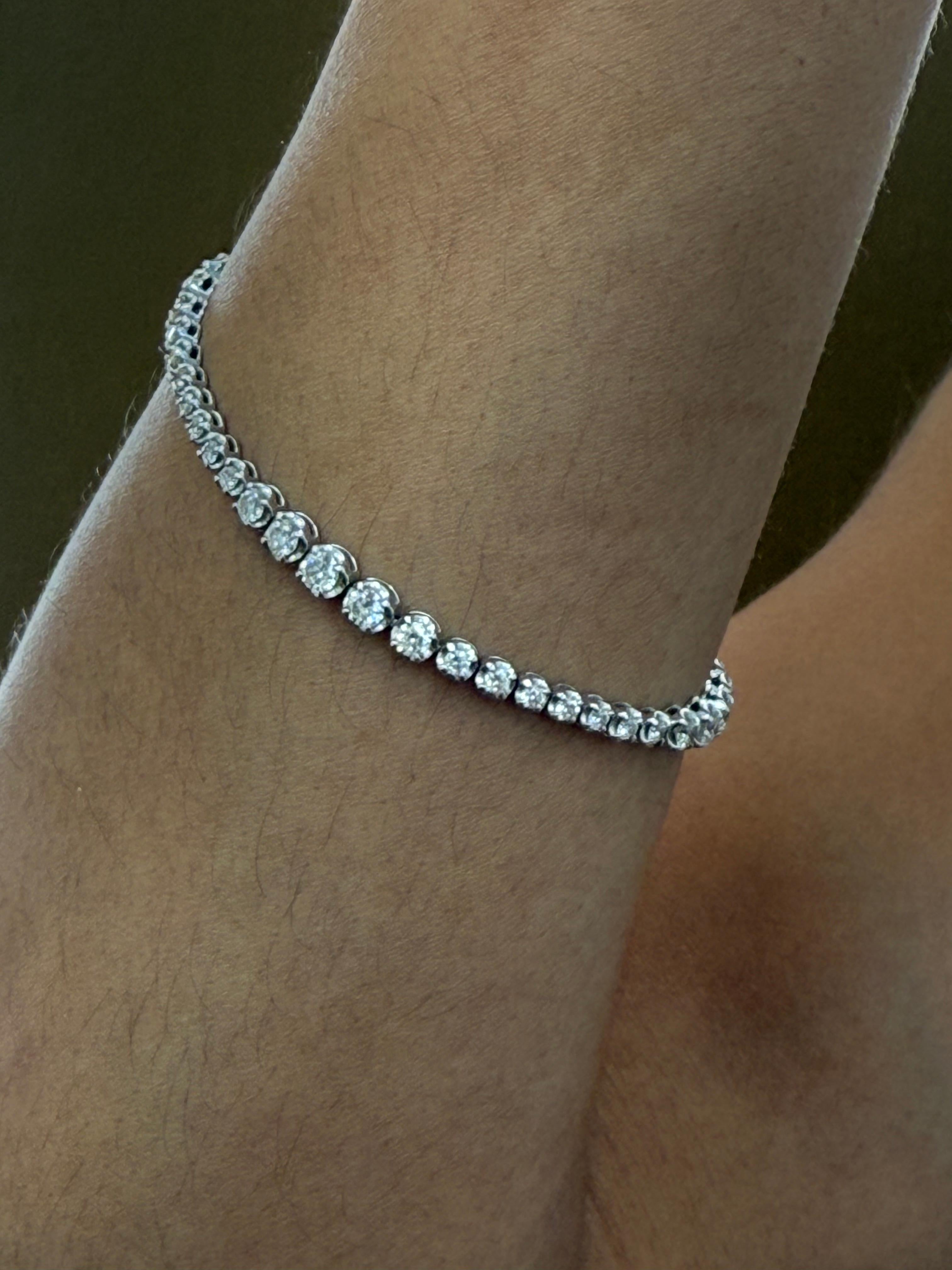 Pulsera Sinfonía de Diamantes Graduados de 2,9 Quilates en Oro Blanco de 18 K en venta 2