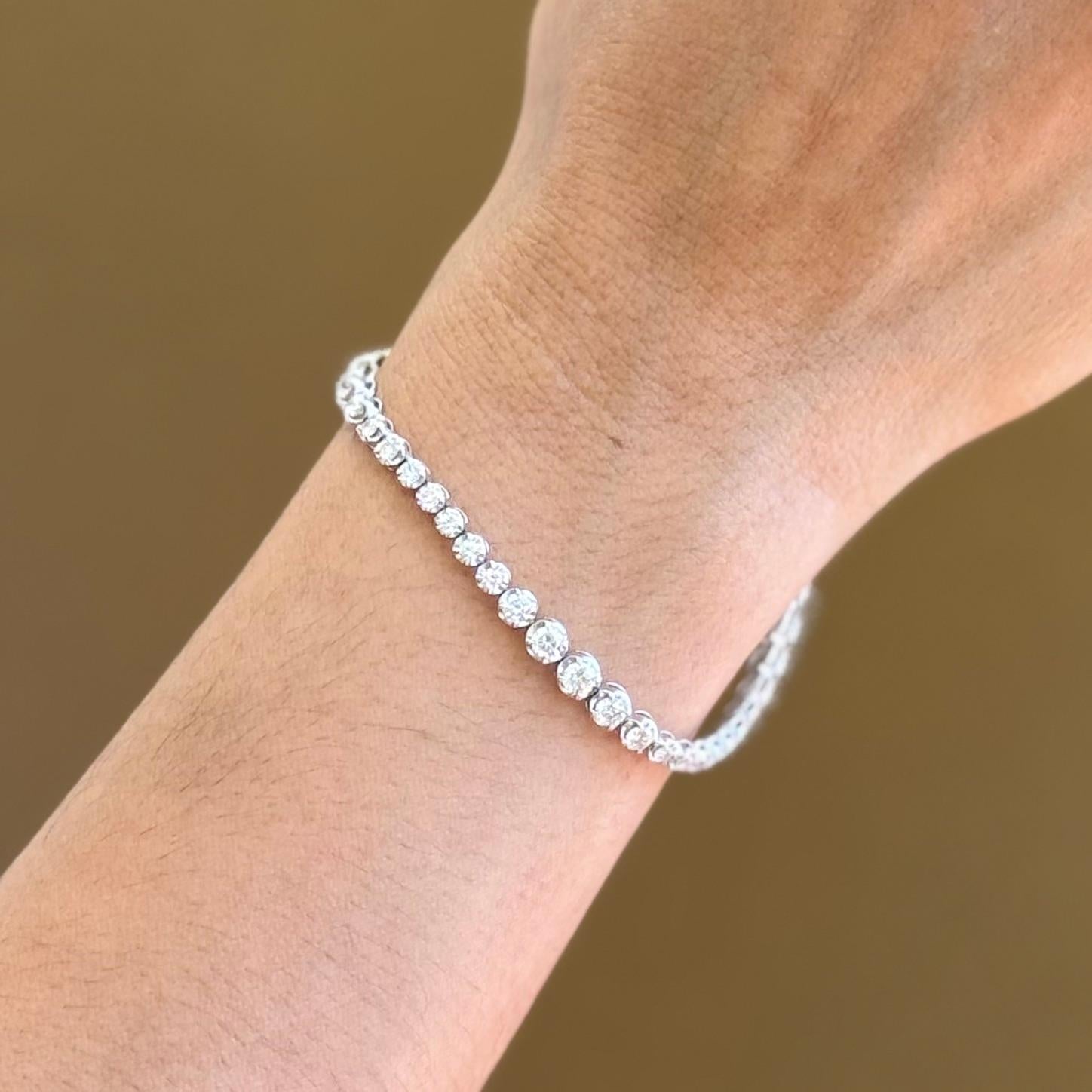 Pulsera Sinfonía de Diamantes Graduados de 2,9 Quilates en Oro Blanco de 18 K en venta 4