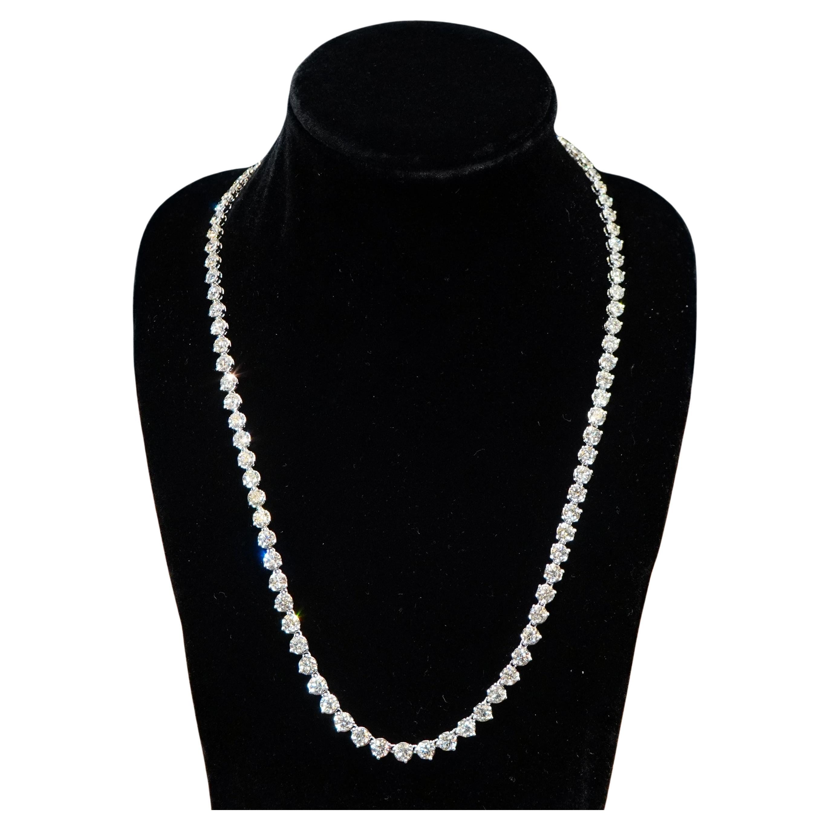 Contempla una obra maestra de extraordinaria escala y centelleante belleza. Esto no es un simple collar; es una impresionante cascada de luz, una declaración definitiva de lujo y gusto refinado. Presentamos un impecable collar tenis, con unos