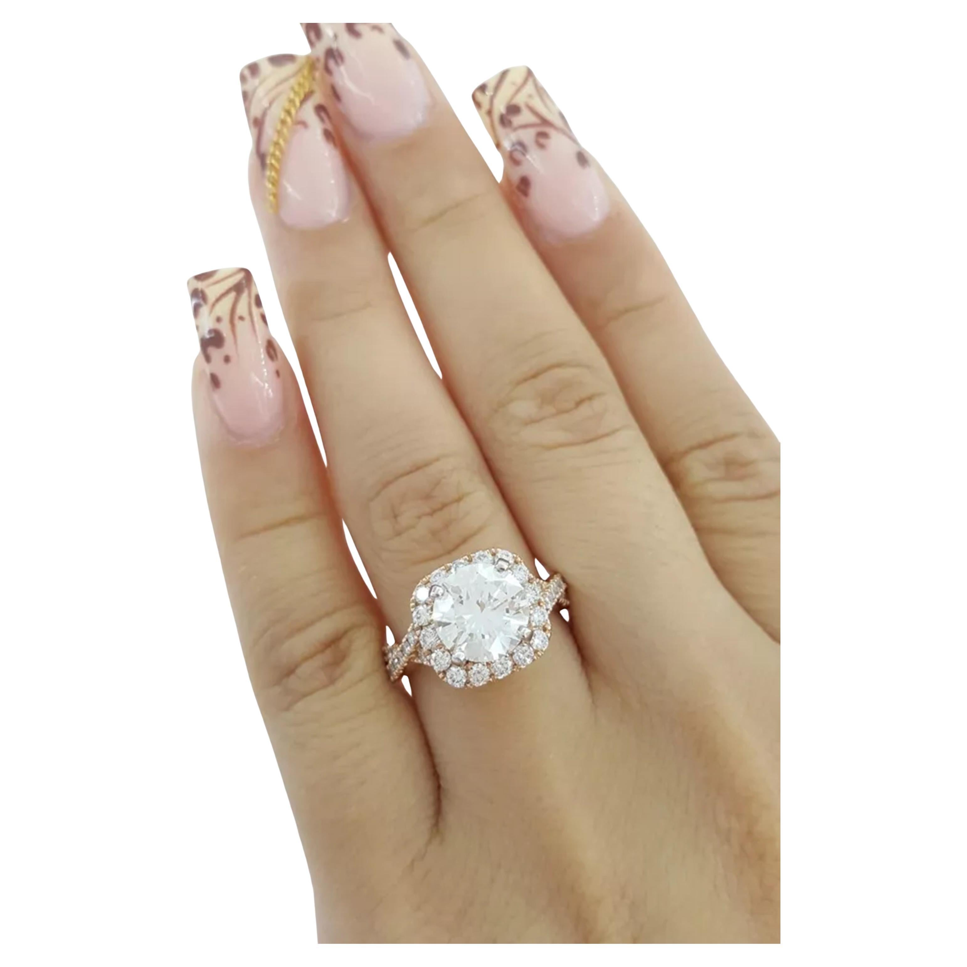 2,9 ct Runder Brillantschliff Diamant Crossover Halo Verlobungsring in 14K Rose Gold

Dieser atemberaubende Verlobungsring aus 14-karätigem Roségold hat einen strahlenden 2,05-karätigen Diamanten im Brillantschliff als Mittelstein. Der Diamant mit