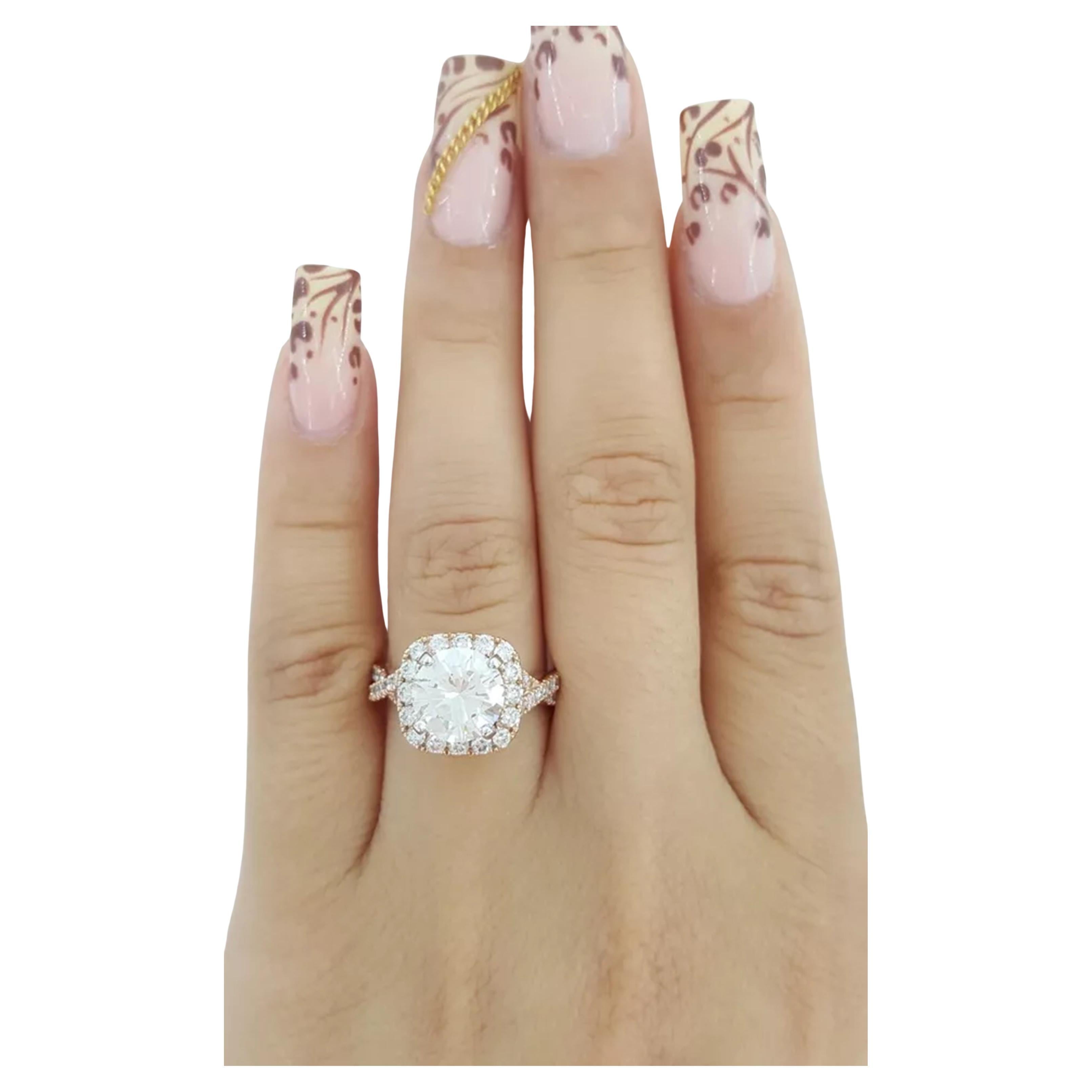 Verlobungsring mit 2,9 Karat rundem Diamanten im Brillantschliff mit Kreuzover-Halo (Zeitgenössisch) im Angebot
