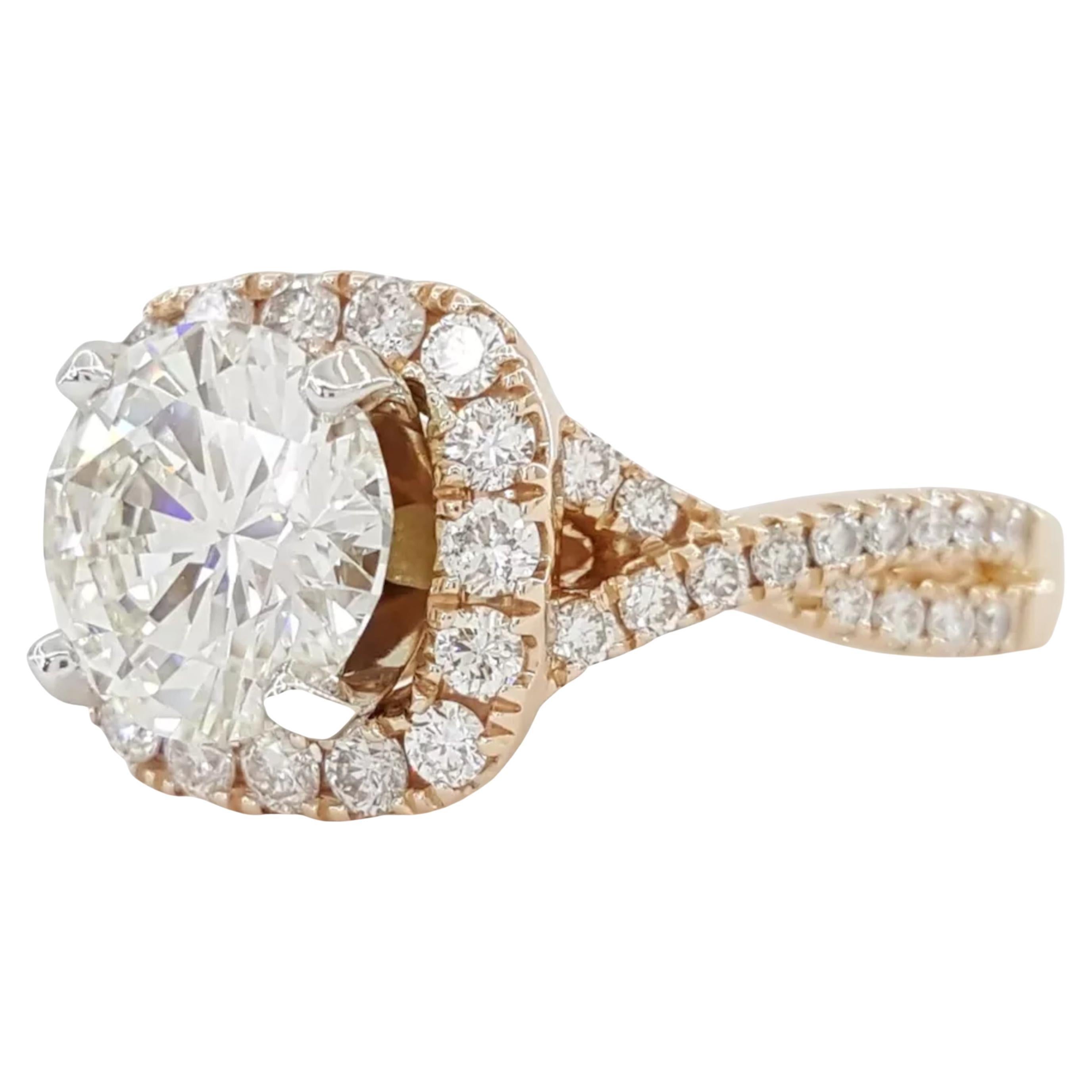 Verlobungsring mit 2,9 Karat rundem Diamanten im Brillantschliff mit Kreuzover-Halo (Rundschliff) im Angebot