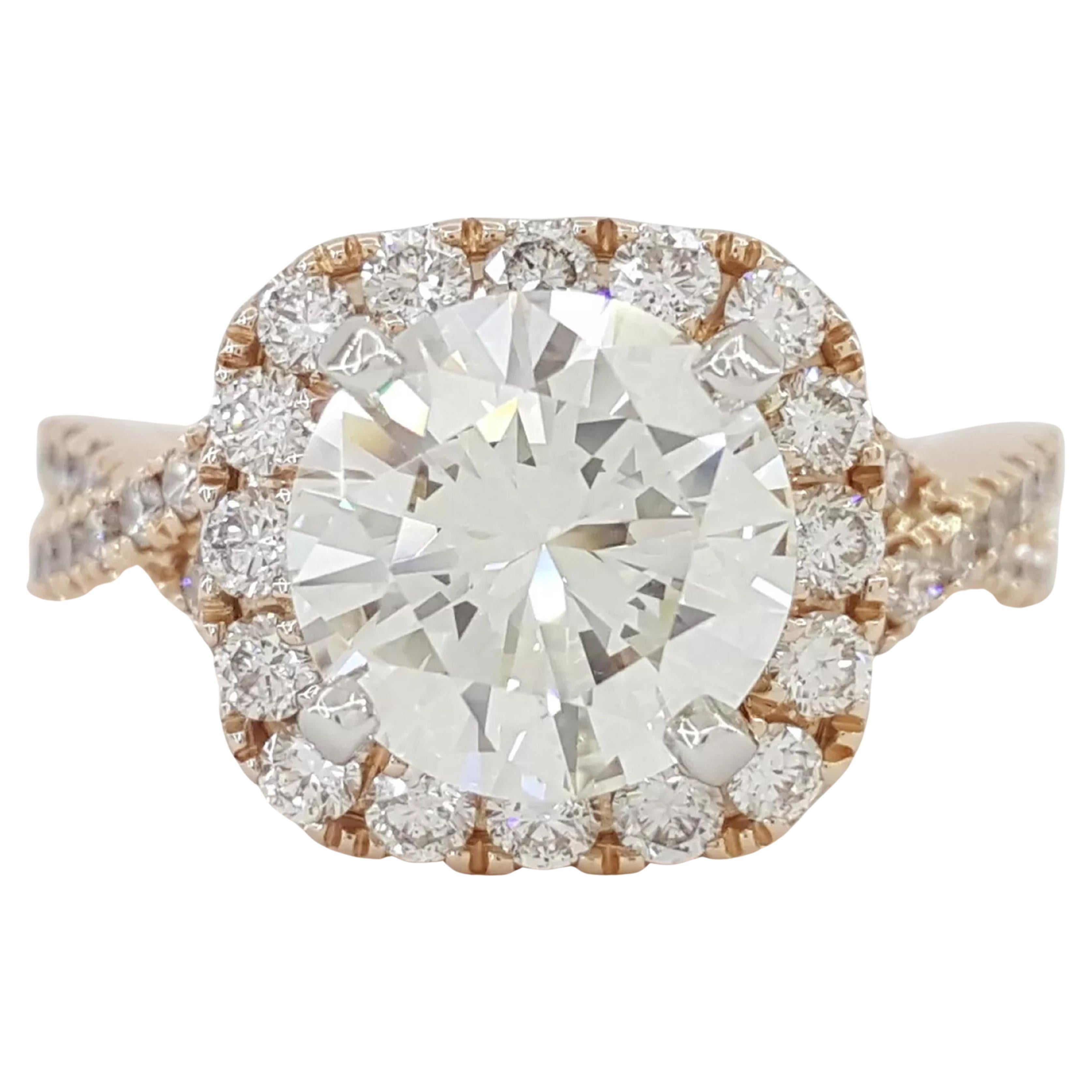 Anillo de compromiso con halo cruzado de diamantes redondos talla brillante de 2,9 quilates