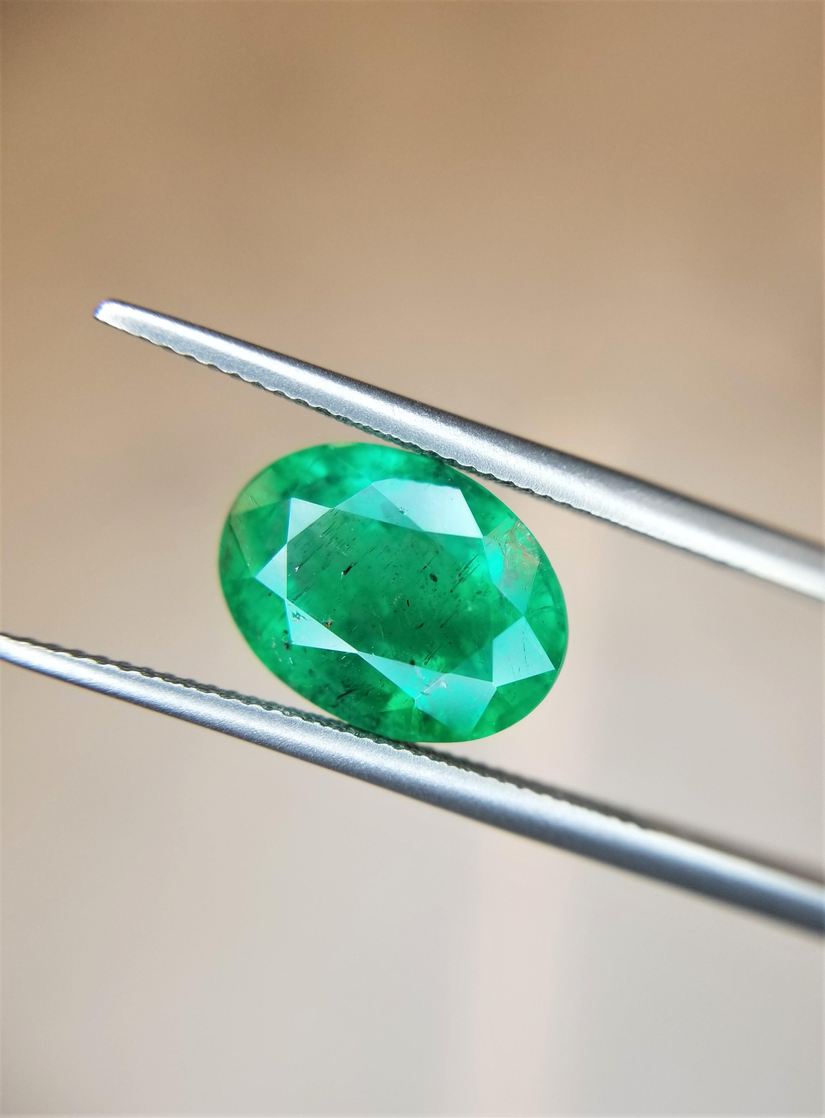 Contemporary 2.9 Ct Weight Oval Shaped Green Color IGITL Certified Emerald Gemstone Pendant For Sale