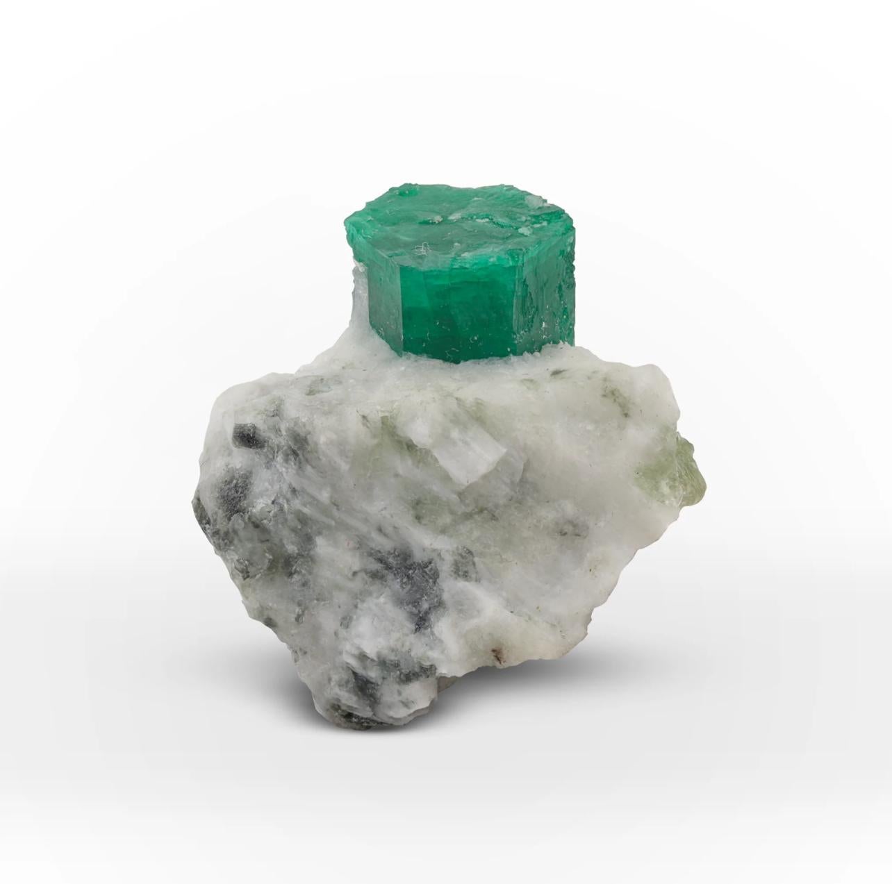 29 Grams Deep Green Emerald Crystal On White Matrix From Pakistan In Good Condition For Sale In Peshawar, PK